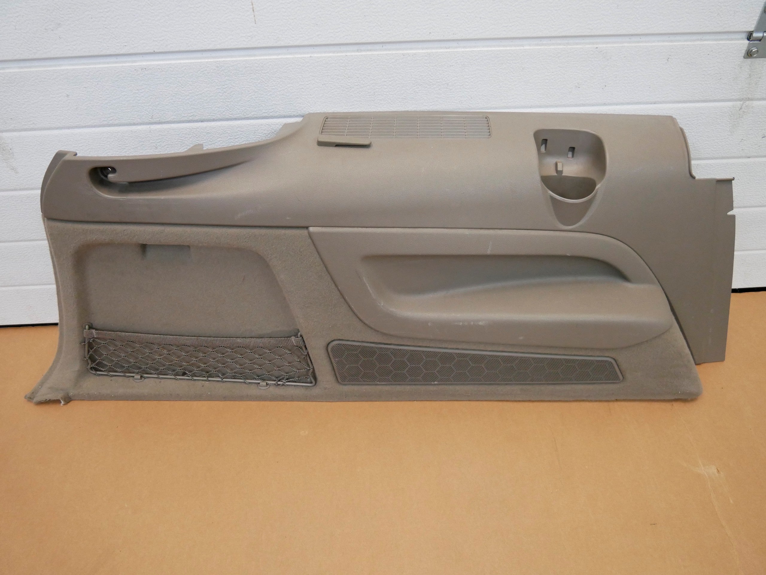 Boczek bagażnika lewy beż 7os. 4L0863879AE TPK AUDI Q7 4L LIFT