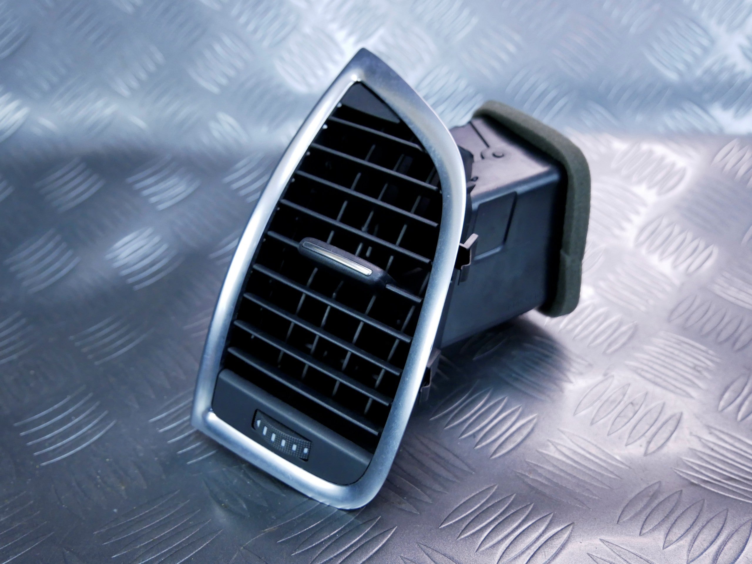 Kratka nawiewu lewa 4L0820901T AUDI Q7 4L LIFT