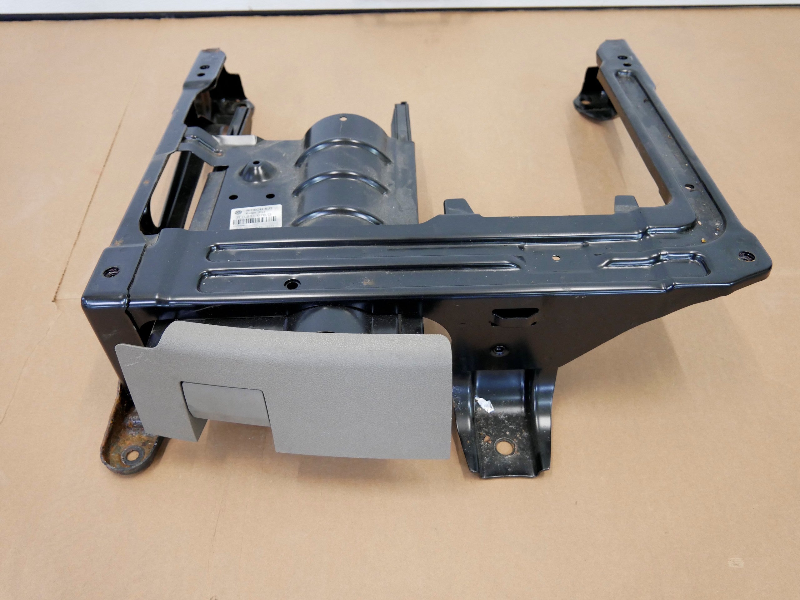 Stelaż schowek fotela przód prawy 7L0881678G AUDI Q7 4L LIFT