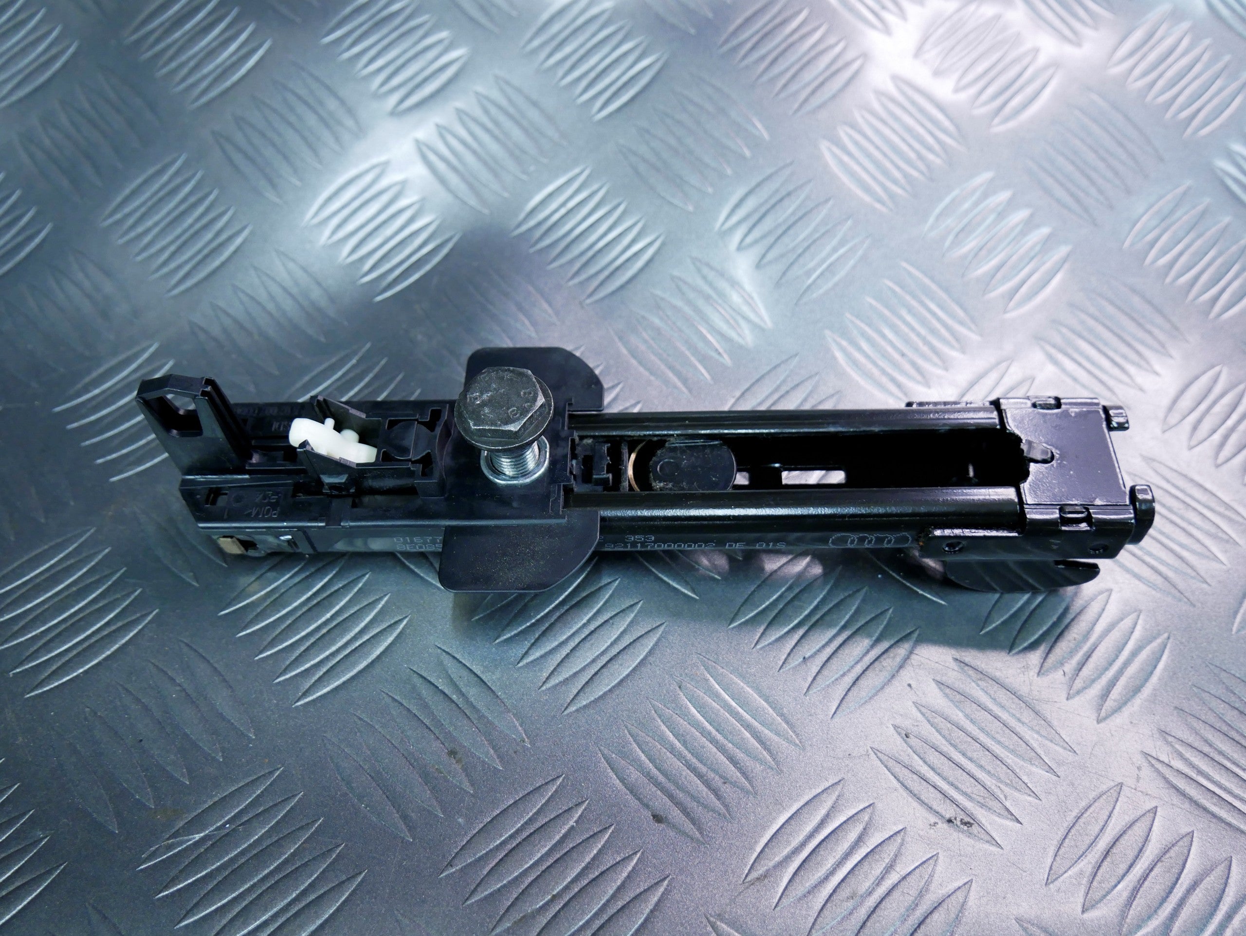 Suwak regulator wysokości pasa 8E0857833G AUDI Q7 4L