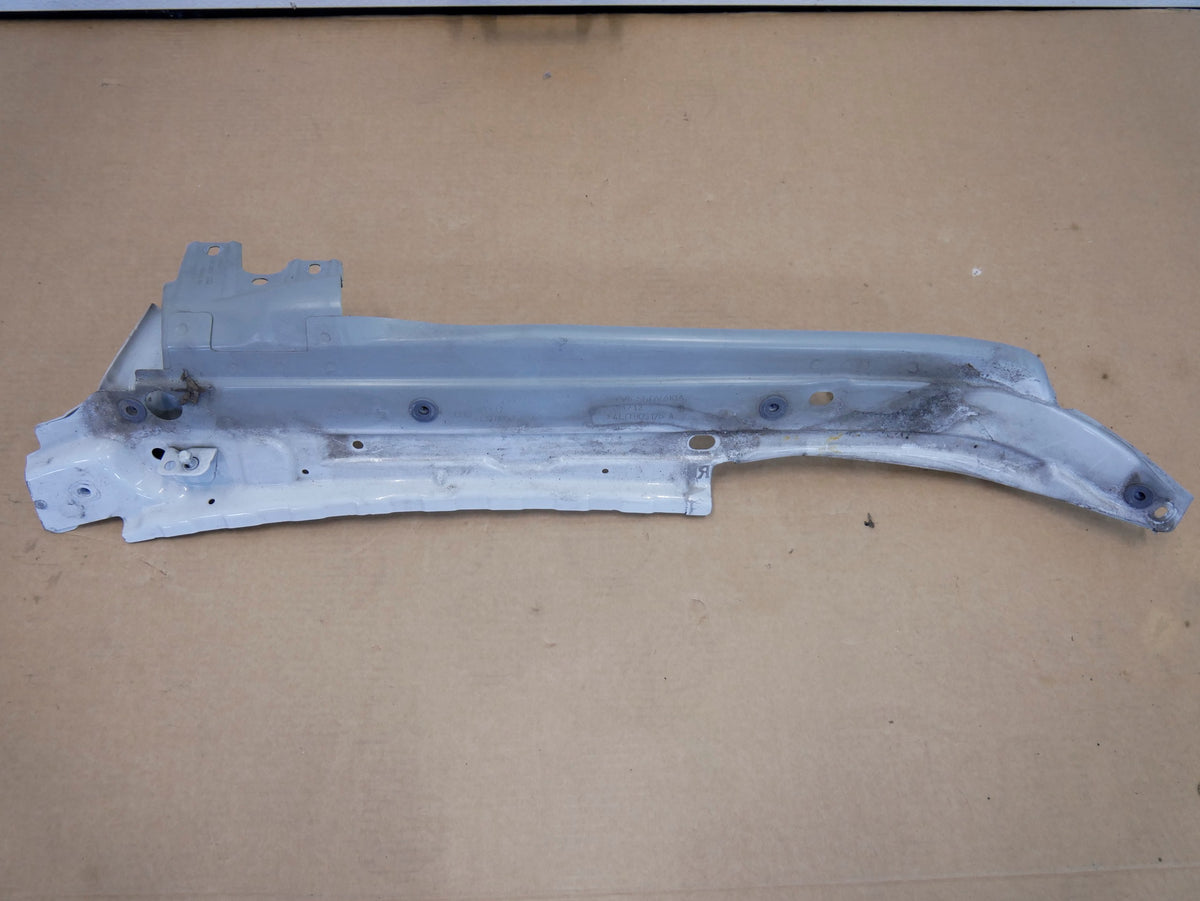 Mocowanie błotnika fartuch prawy 4L0805158A AUDI Q7 4L LIFT