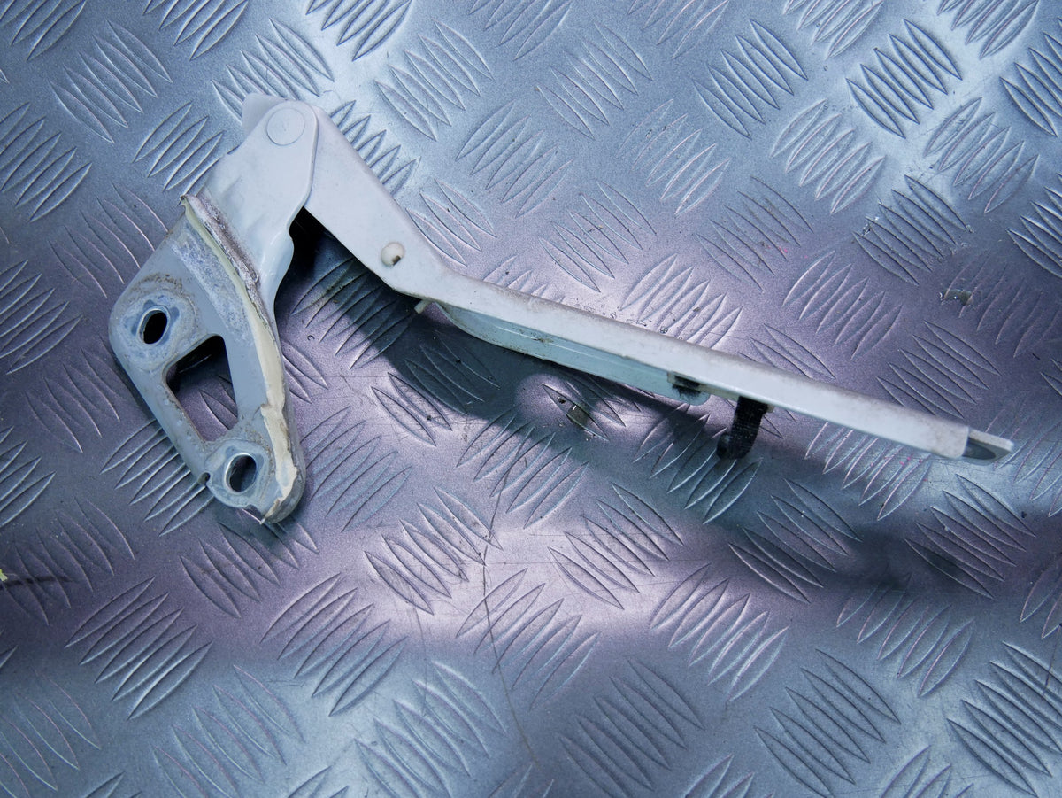 Zawias maski prawy 4L0823302 AUDI Q7 4L LIFT