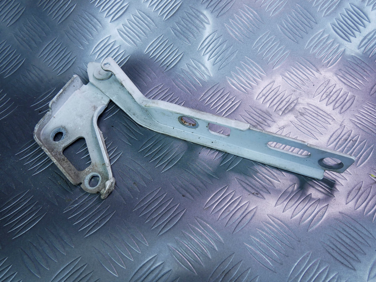 Zawias maski lewy 4L0823301 AUDI Q7 4L LIFT