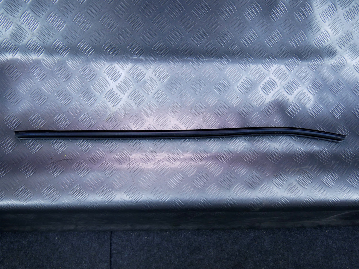 Zgarniacz wewnętrzny przód lewy 4L0837479 AUDI Q7 4L LIFT