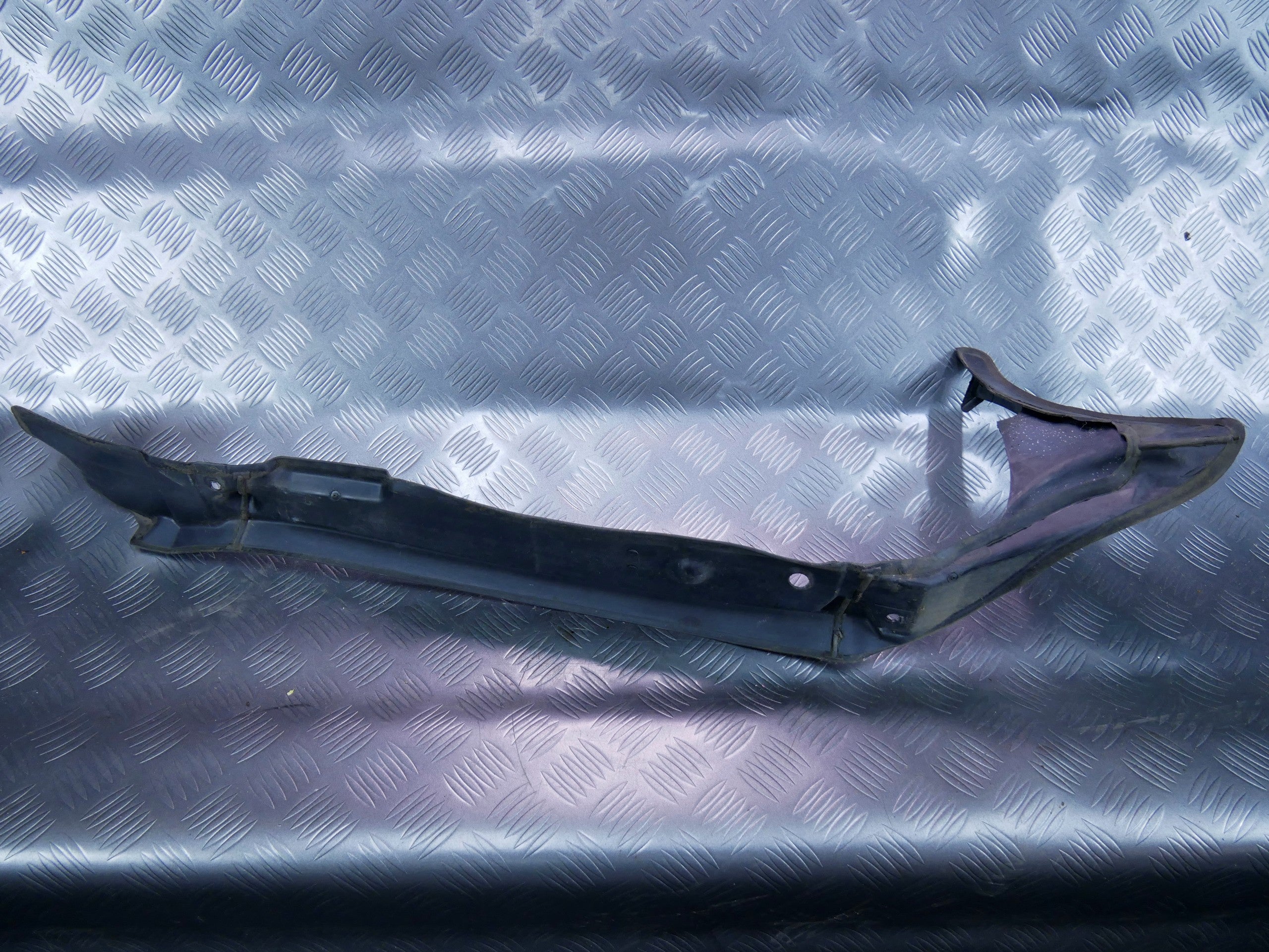Osłona błotnika prawa 4L0821112 AUDI Q7 4L LIFT