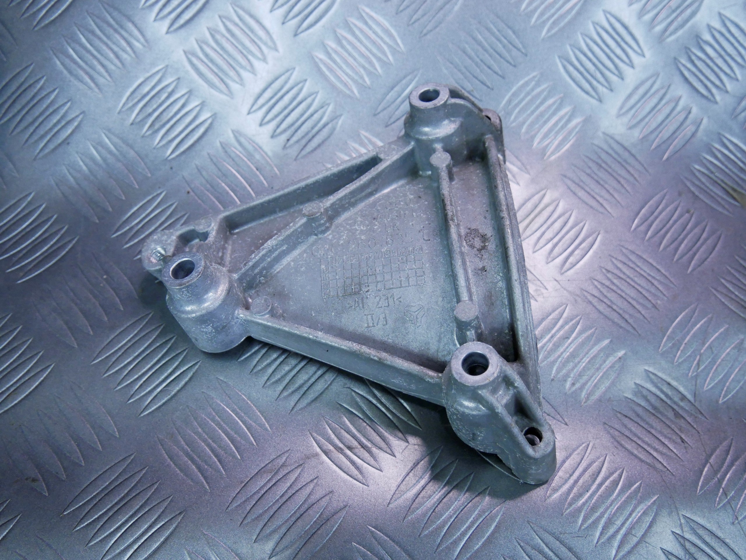 Łapa wspornik pompy klimy 06E260835C AUDI Q7 4L 3.0 TFSI