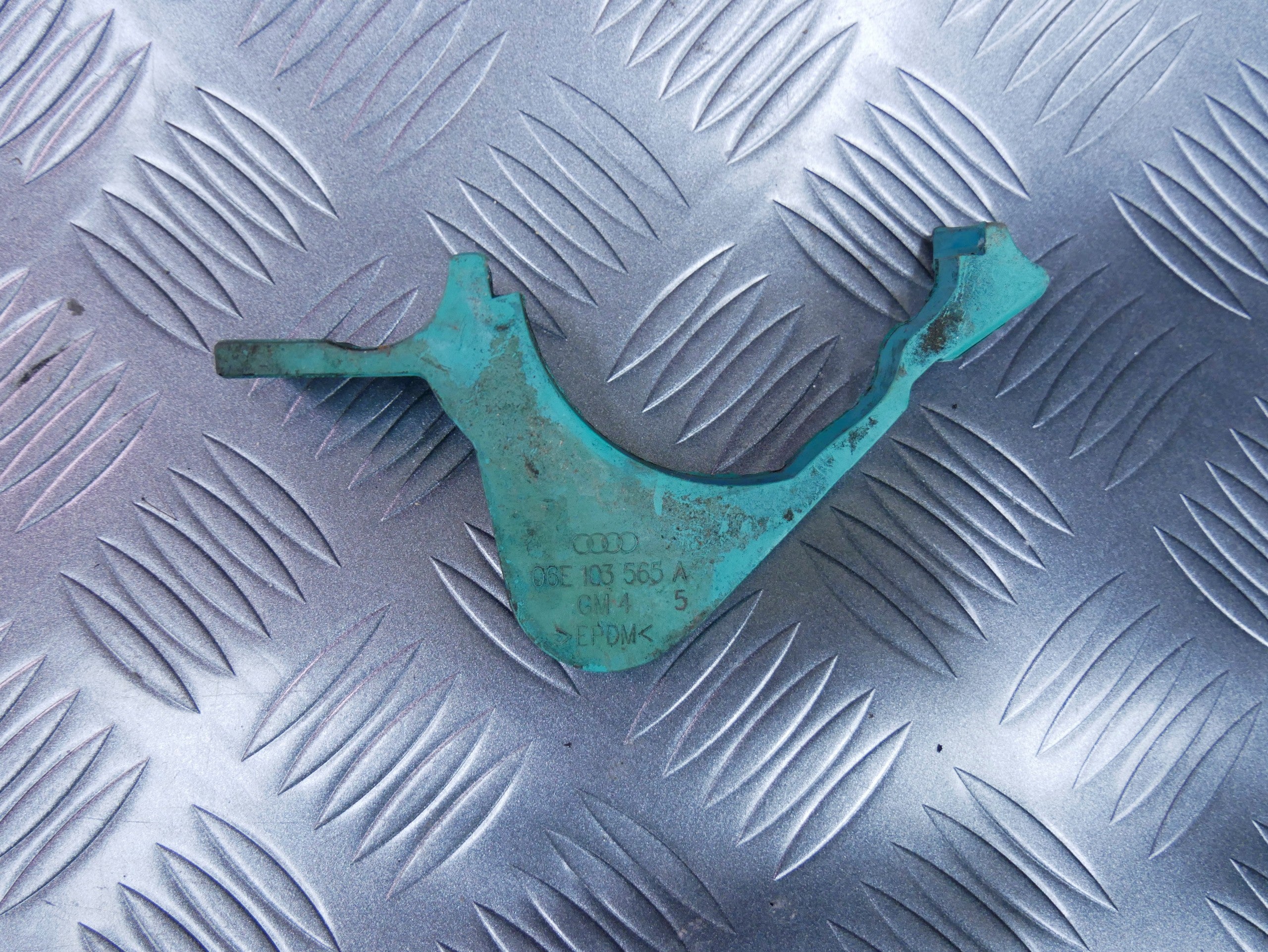 Gumka uszczelka odmy 06E103565A AUDI Q7 4L 3.0 TFSI