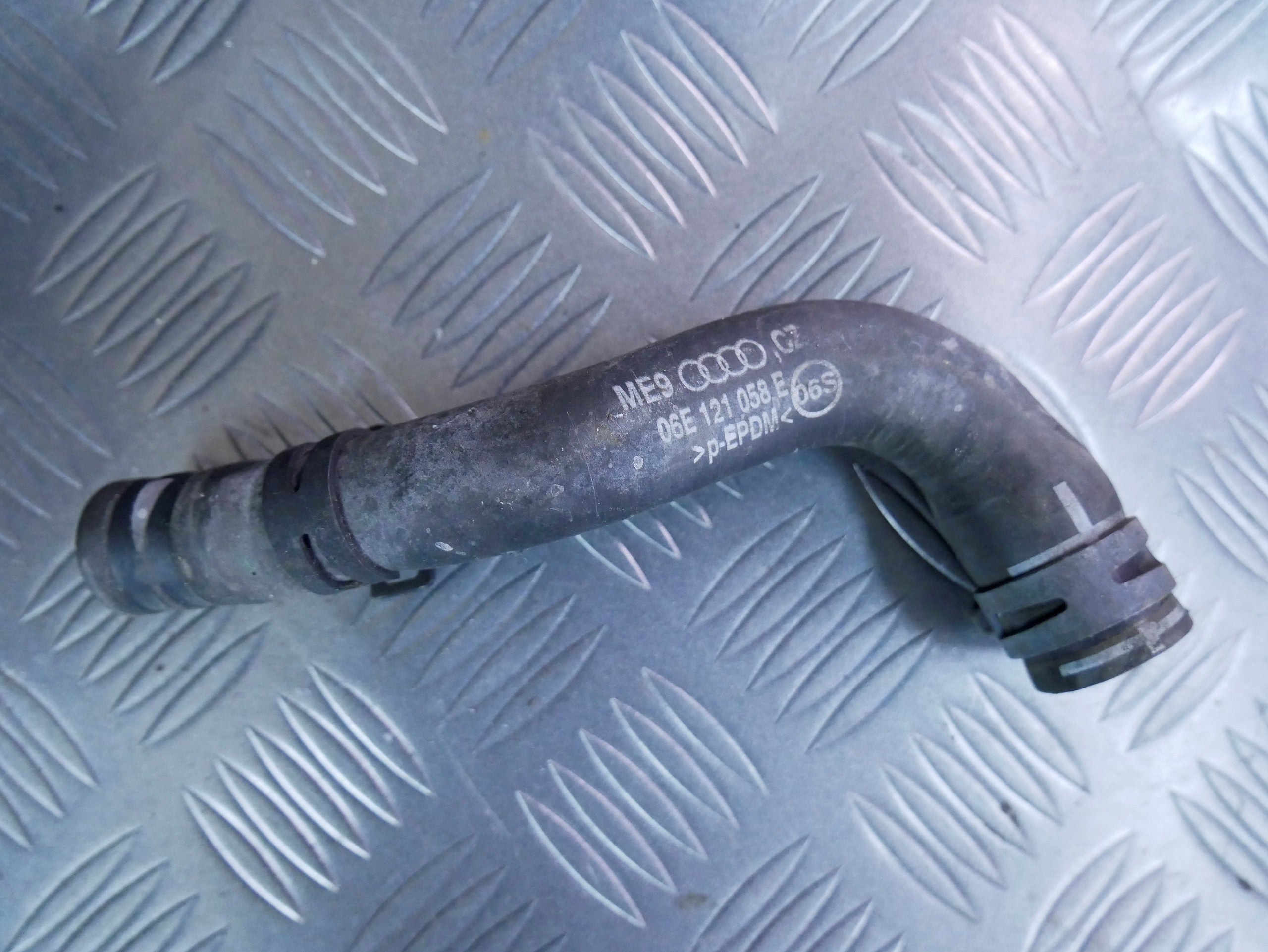 Rura wąż wody 06E121058E AUDI Q7 4L 3.0 TFSI