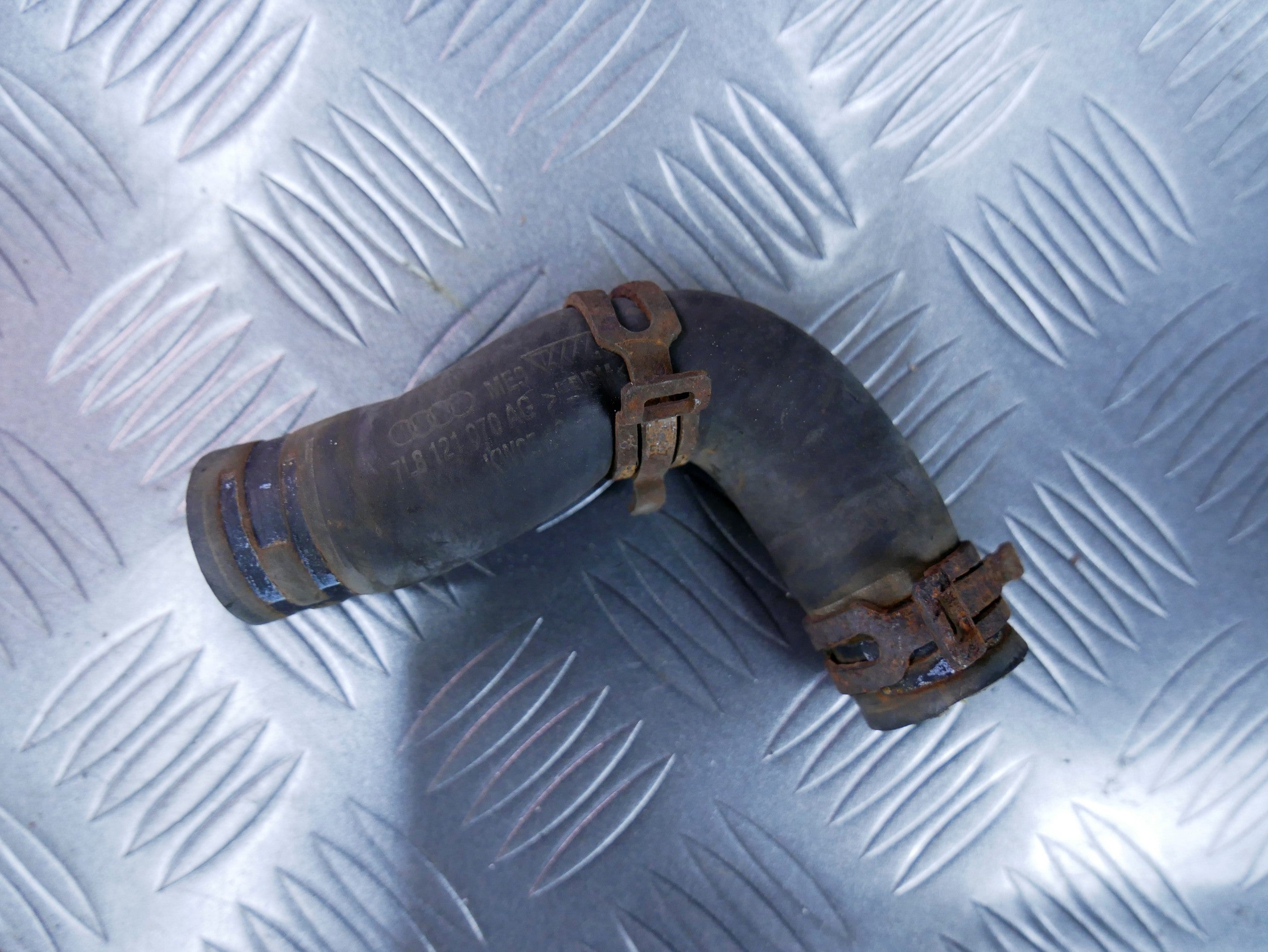 Rura wąż wody 7L8121070AG AUDI Q7 4L 3.0 TFSI