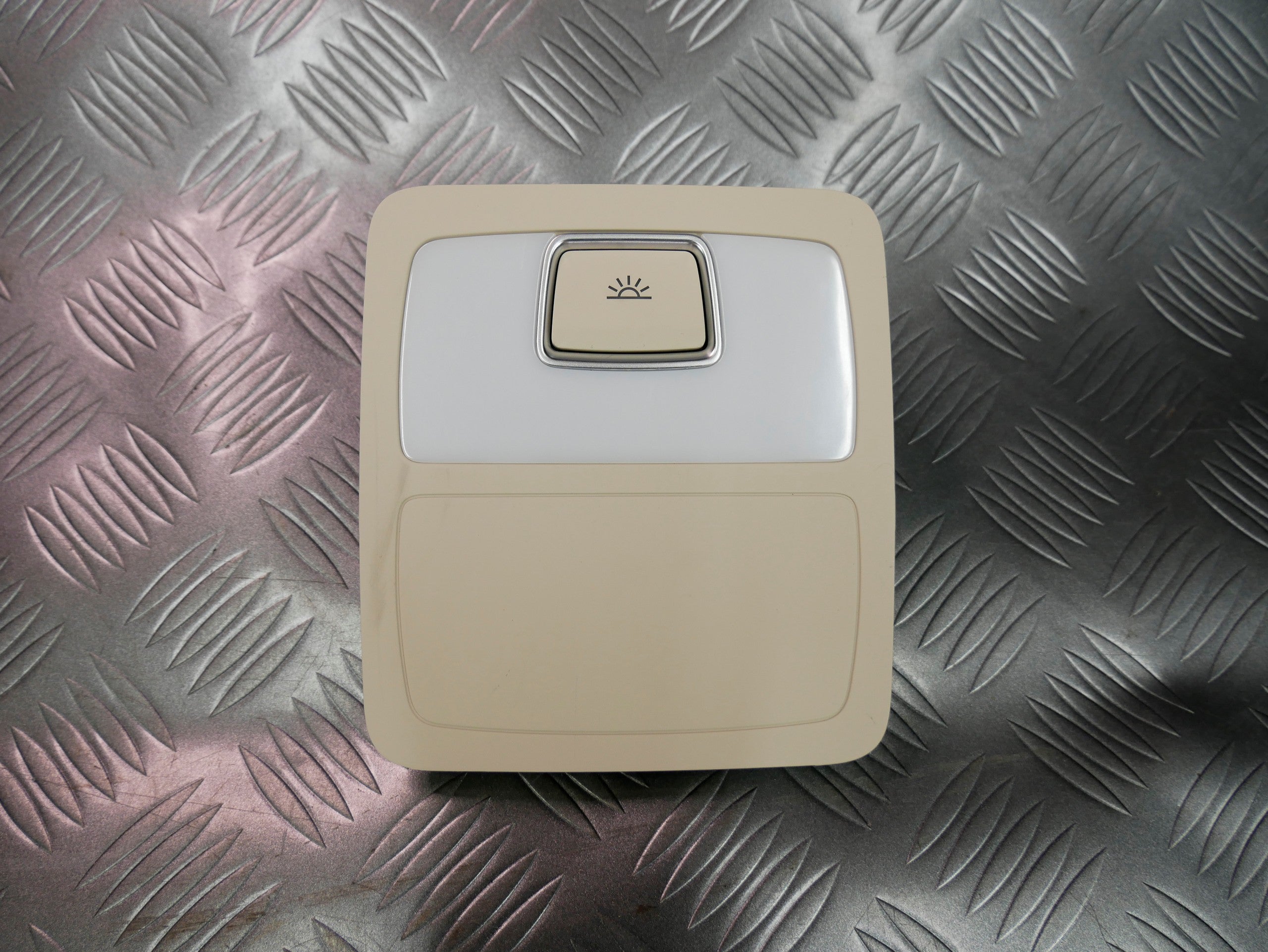 Lampka podsufitki tył beżowa 4L0947164A AUDI Q7 4L LIFT