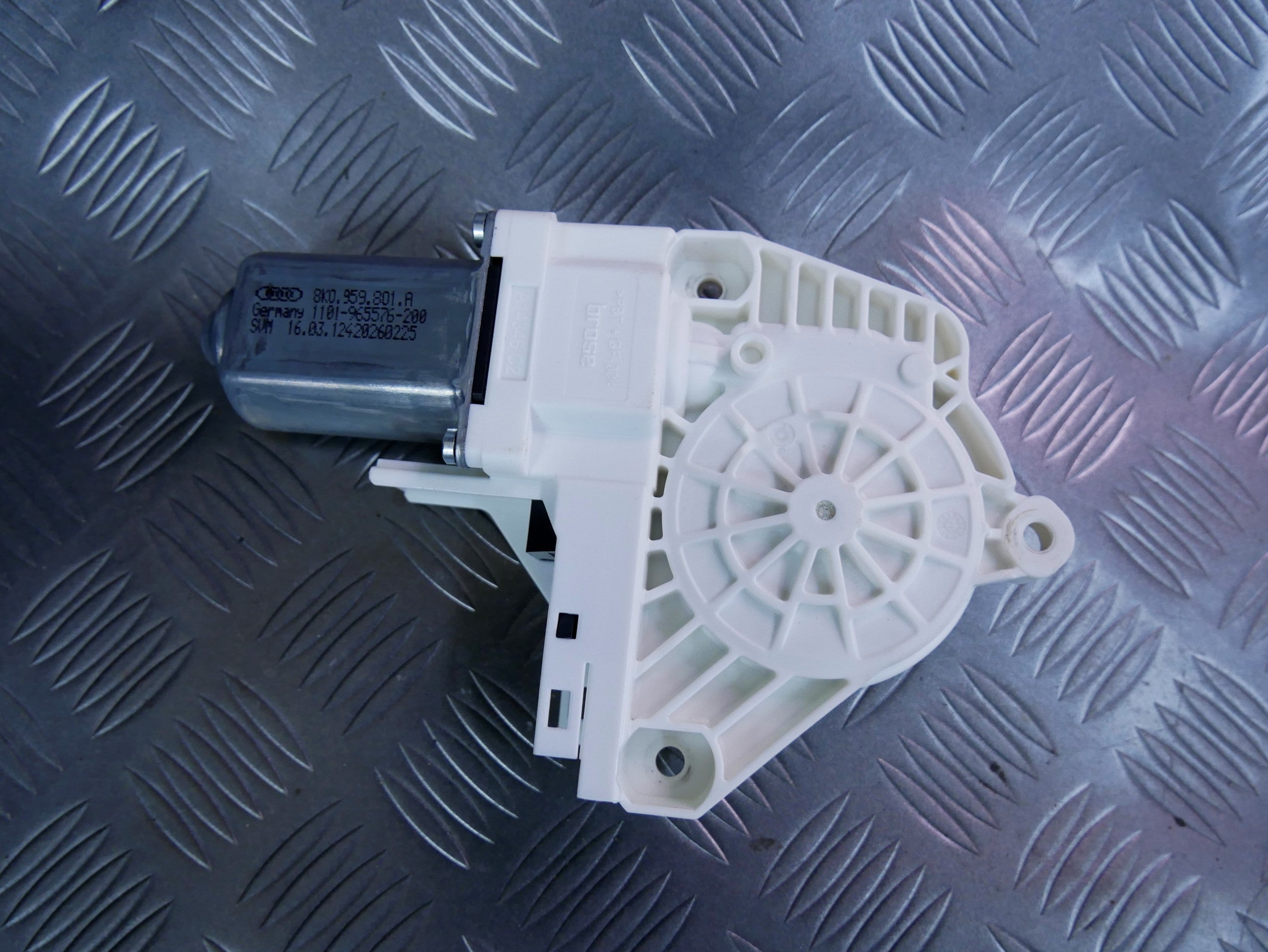 Silniczek szyby przód tył lewy 8K0959801A AUDI Q7 4L LIFT