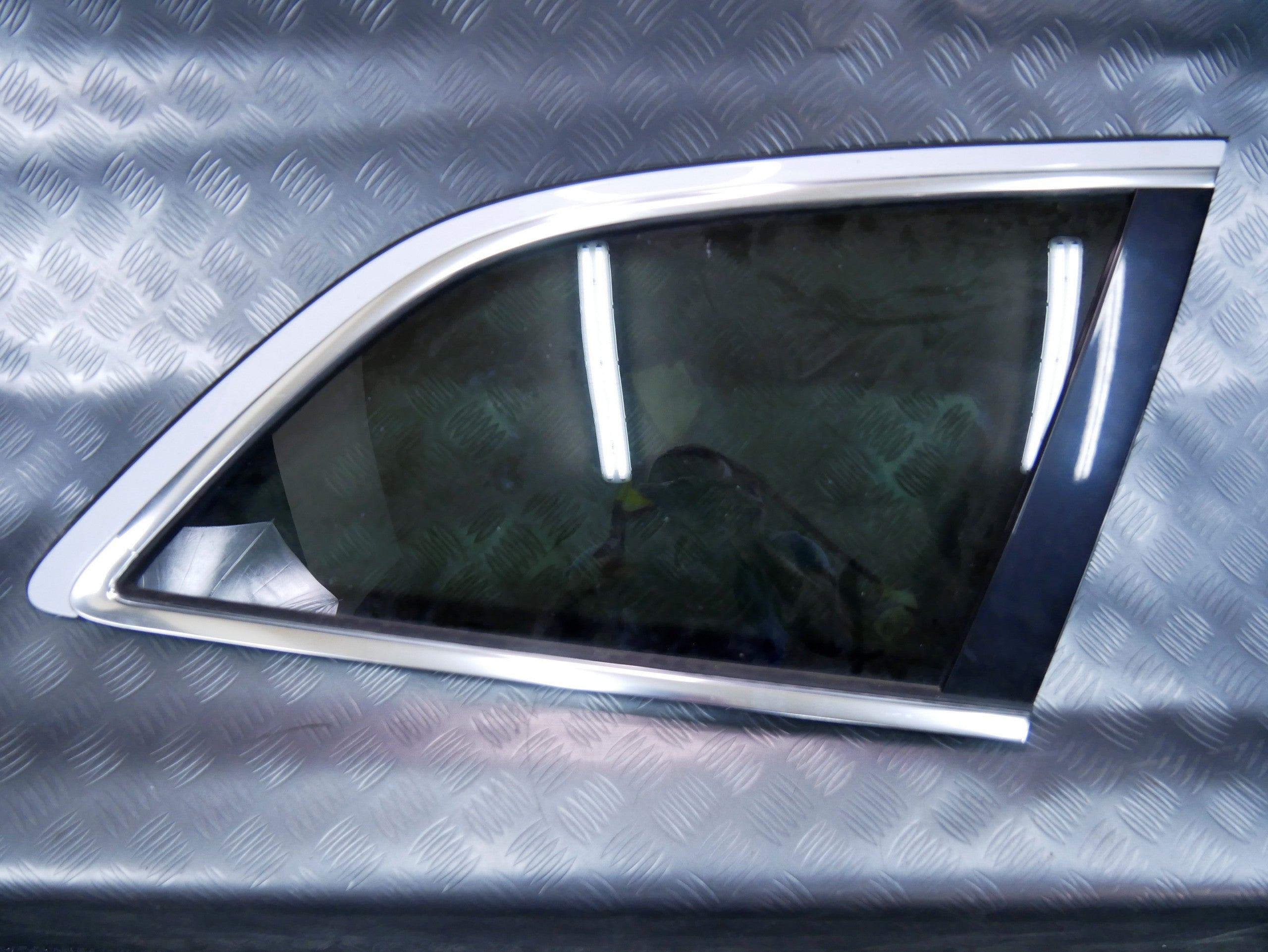 Szyba karoseryjna tył prawa chrom 4L0845300R AUDI Q7 4L LIFT 2012