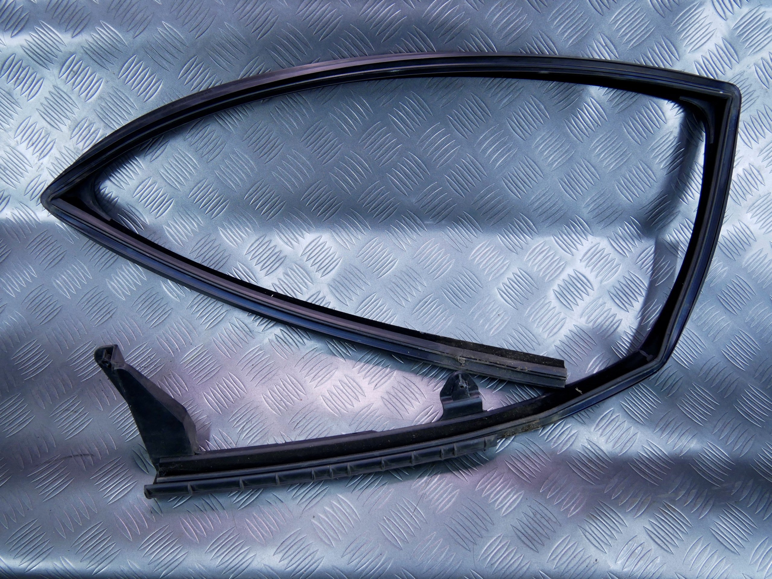 Uszczelka drzwi szyby tył lewa 4L0839439B AUDI Q7 4L LIFT