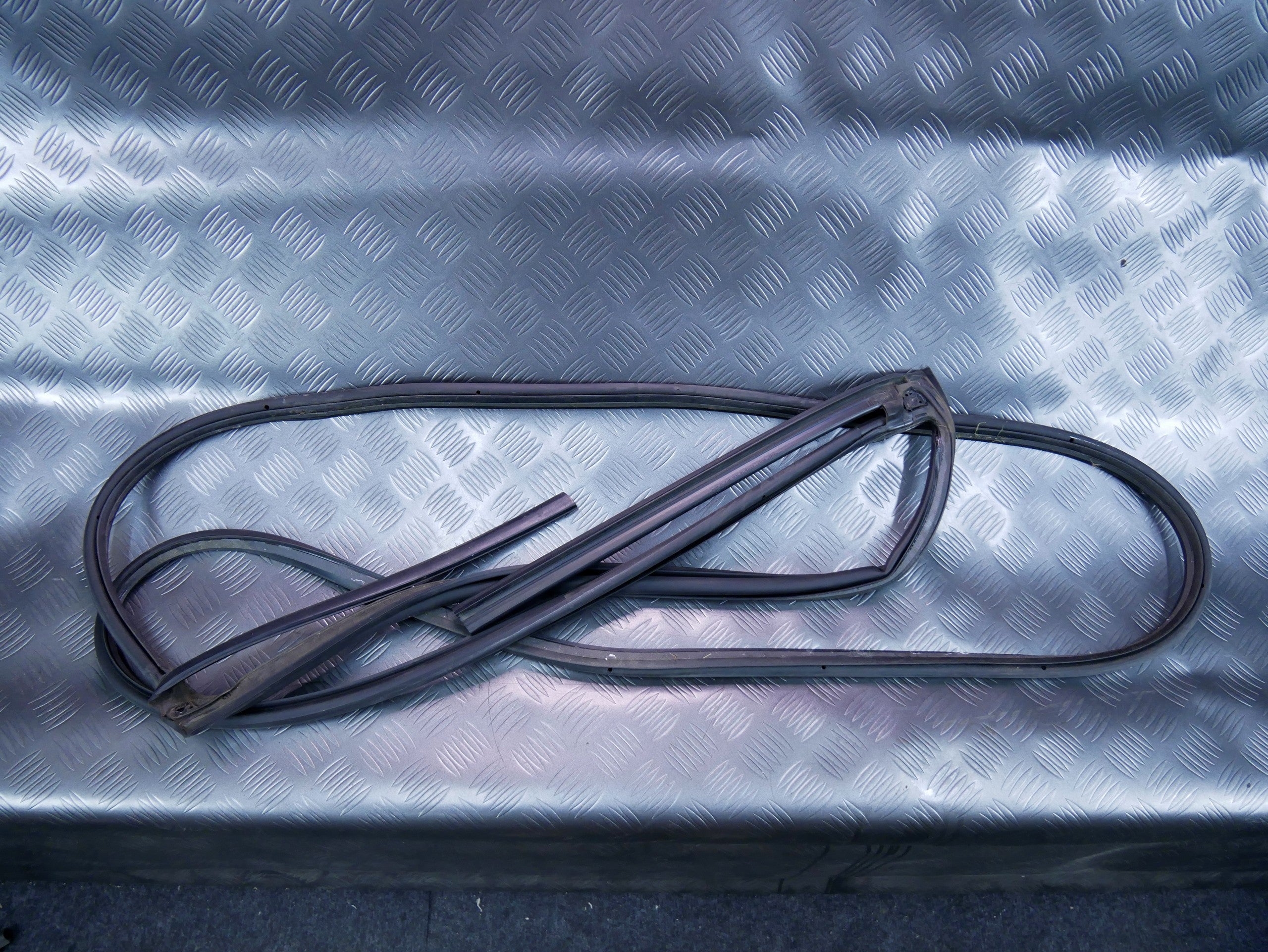 Uszczelka drzwi tył lewa 4L0839911 AUDI Q7 4L LIFT