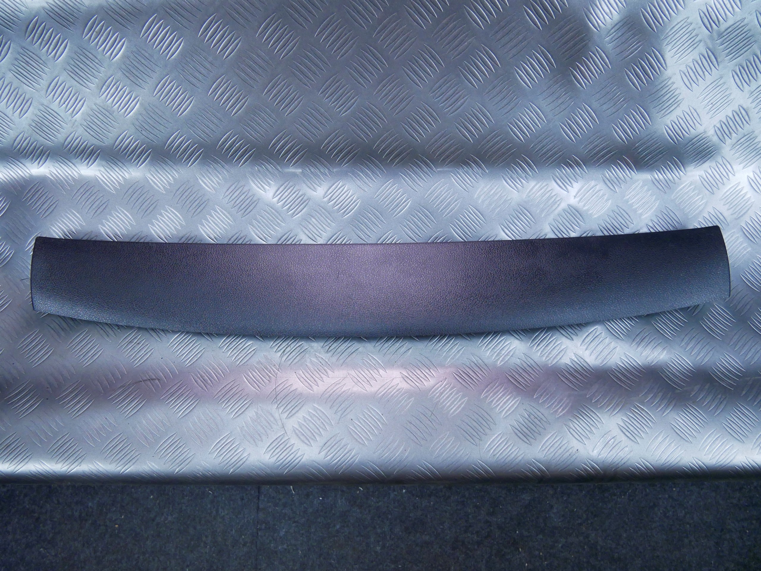 Osłona listwa klapy górna czarna 5G6867715B VW GOLF VII