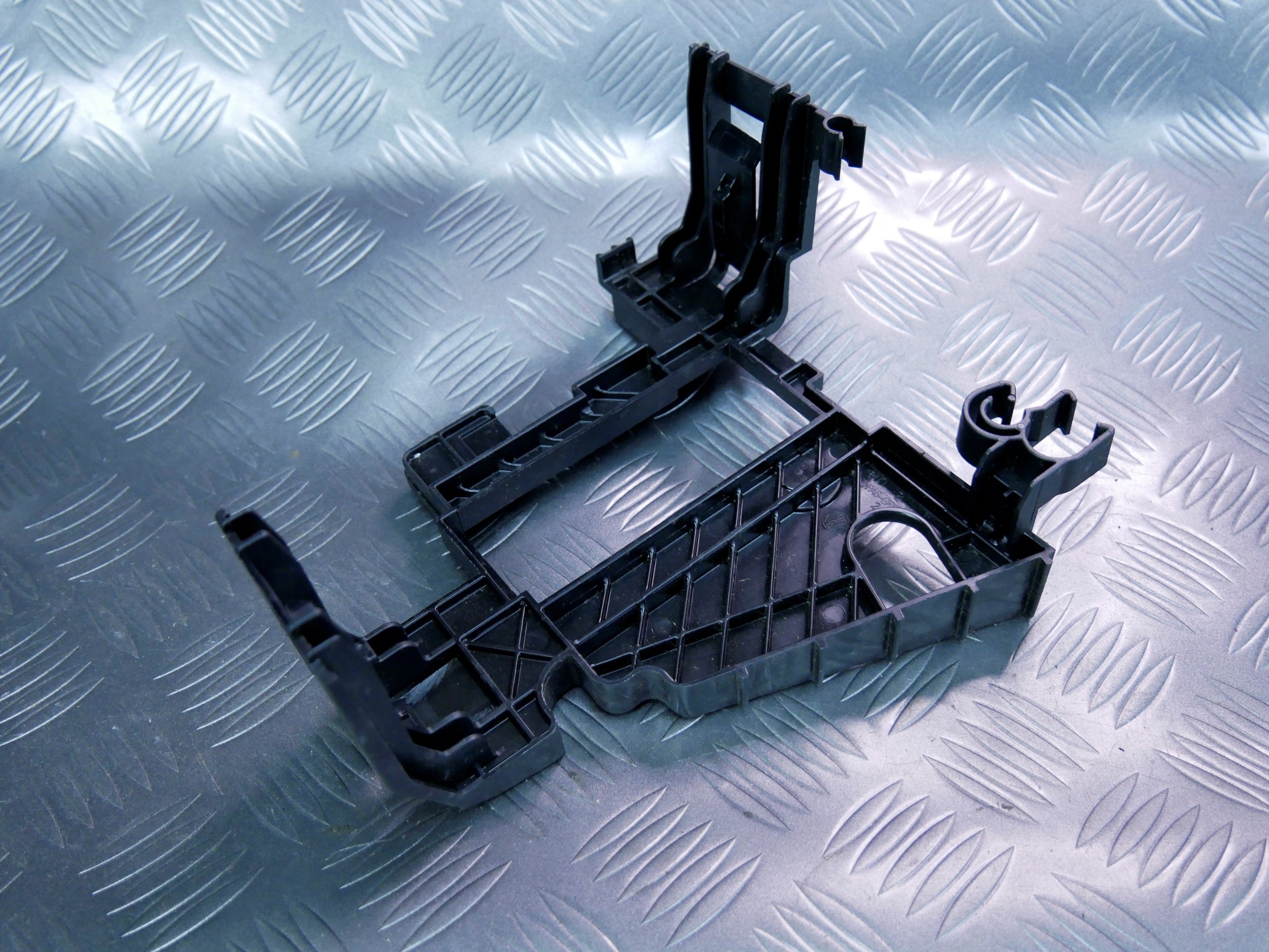 Mocowanie skrzynki bezpieczników 1S0915345 VW UP! SKODA CITIGO