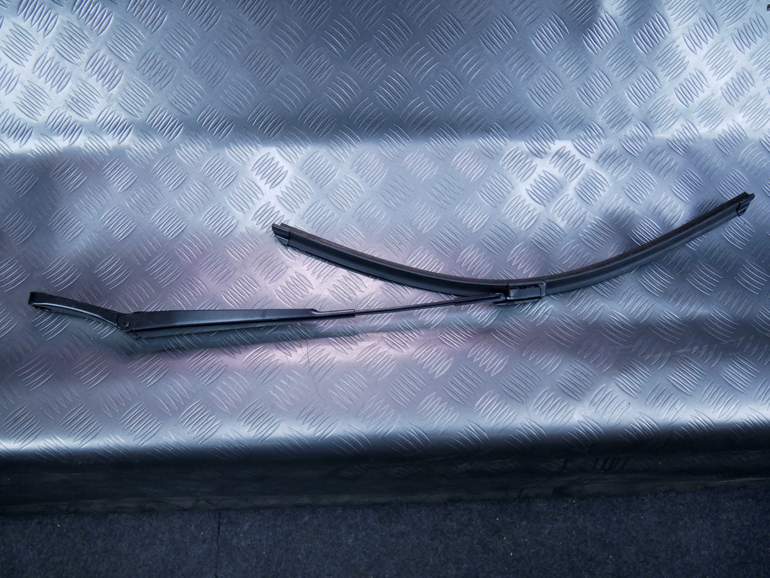 Ramię wycieraczka lewa 1S1955409B VW UP! SKODA CITIGO