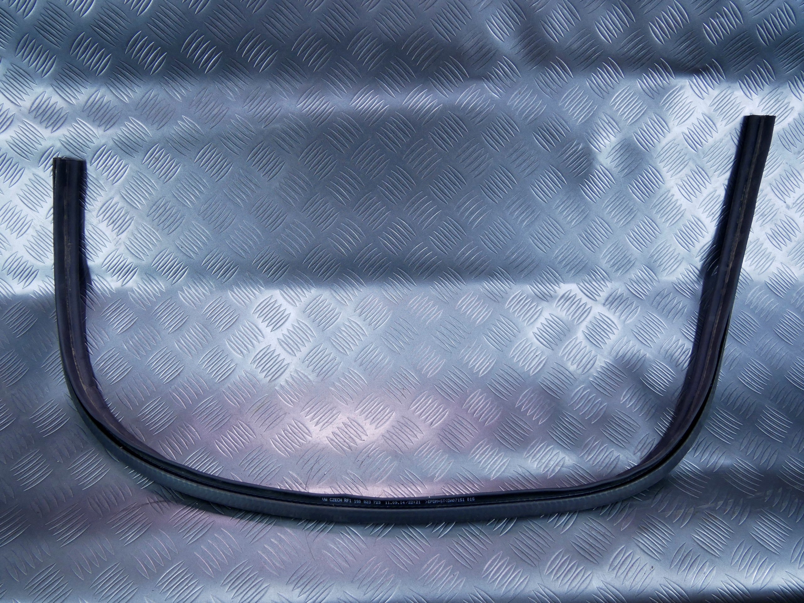 Uszczelka maski podszybia 1S0823723 VW UP! CITIGO