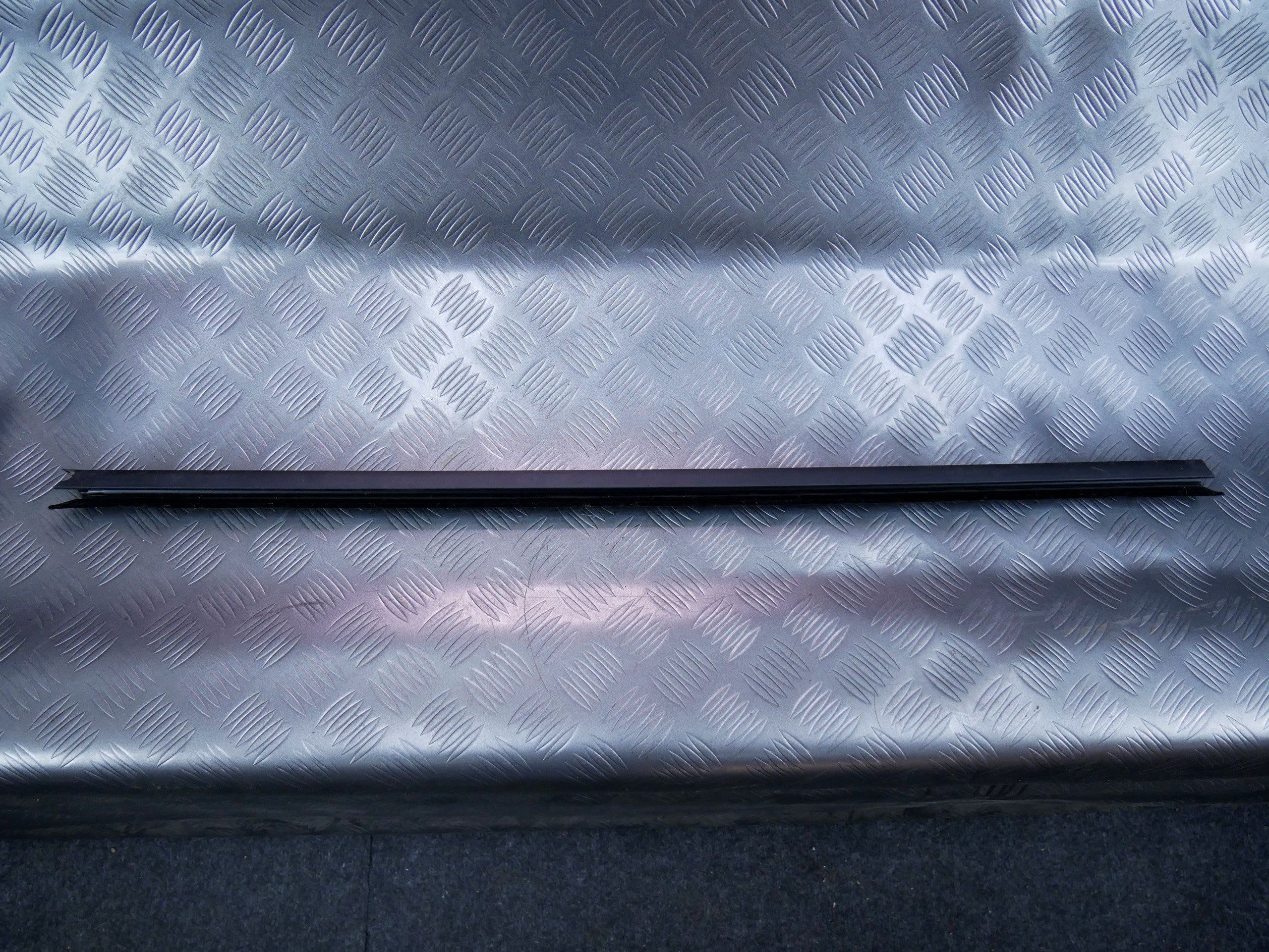 Listwa zgarniacz drzwi przód lewy 1S4837479 VW UP! SKODA CITIGO