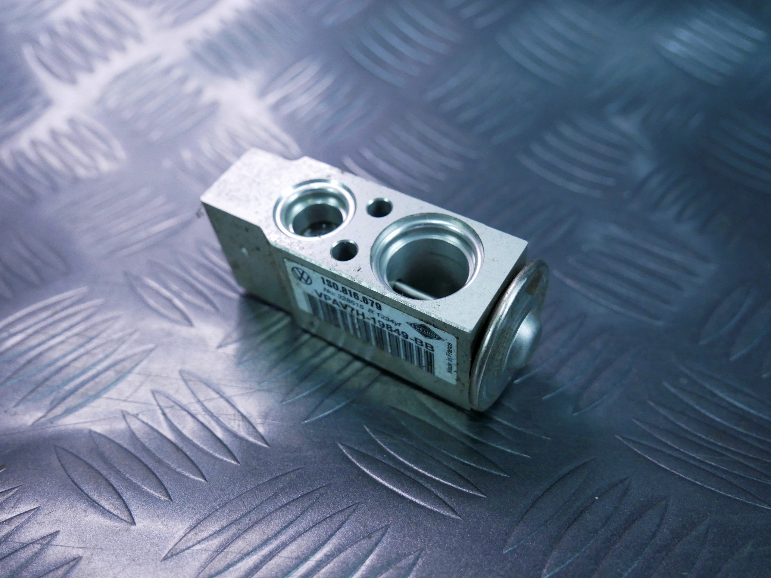 Zawór rozprężny klimatyzacji 1S0816679 VW UP! SKODA CITIGO