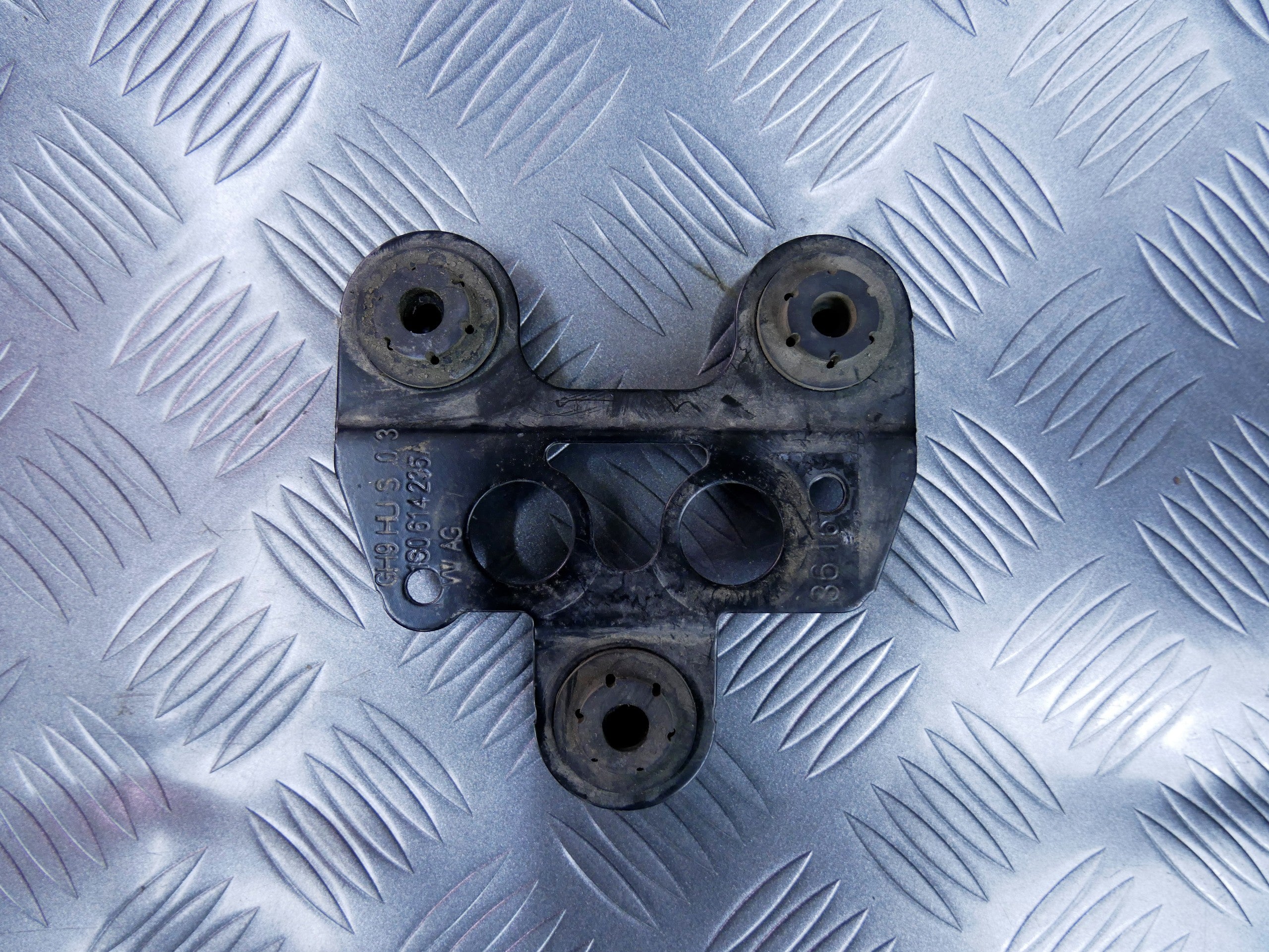 Uchwyt mocowanie pompy ABS 1S0614235 VW UP! SKODA CITIGO