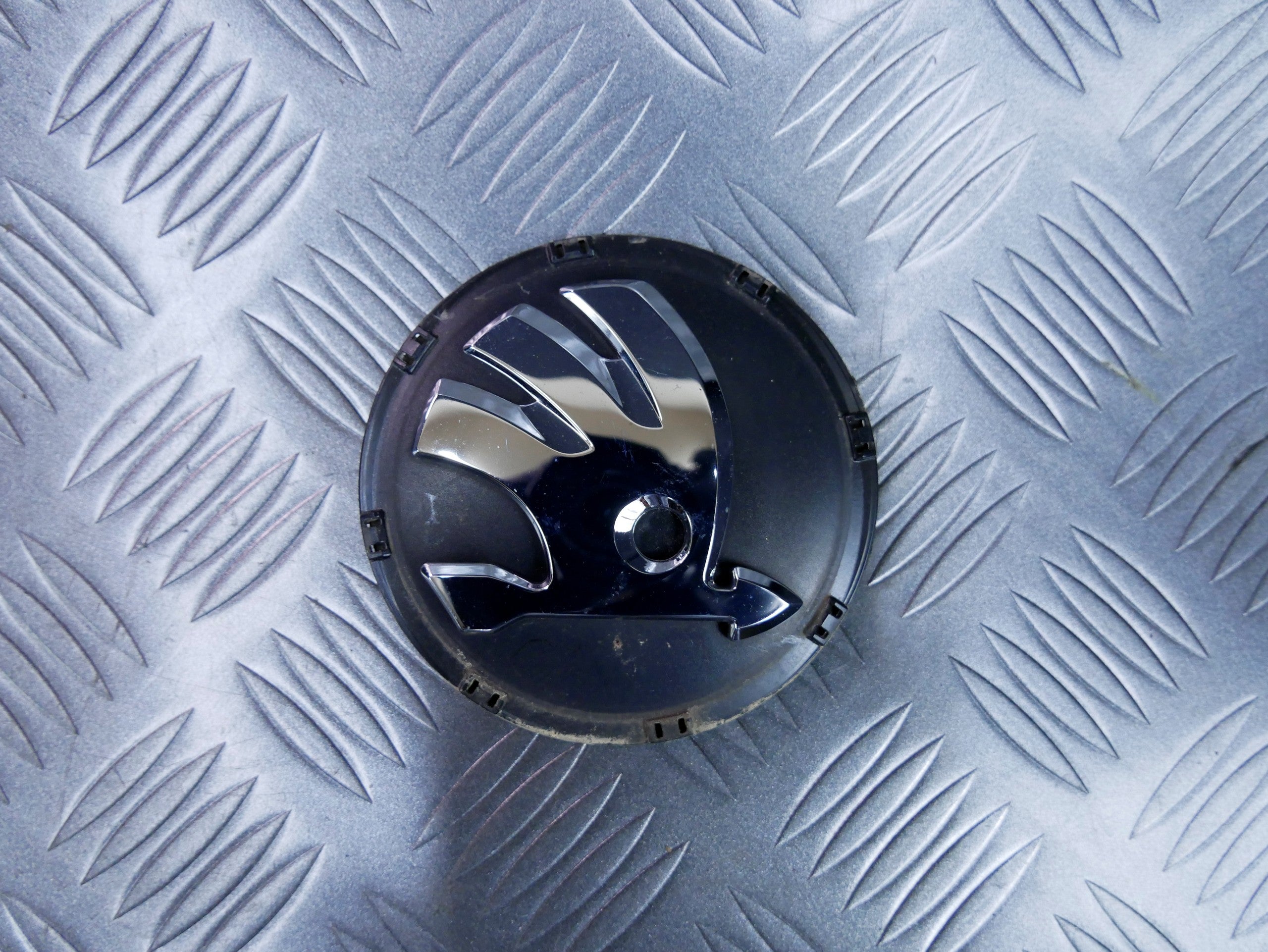 Znaczek logo emblemat maski 1ST853601A SKODA CITIGO