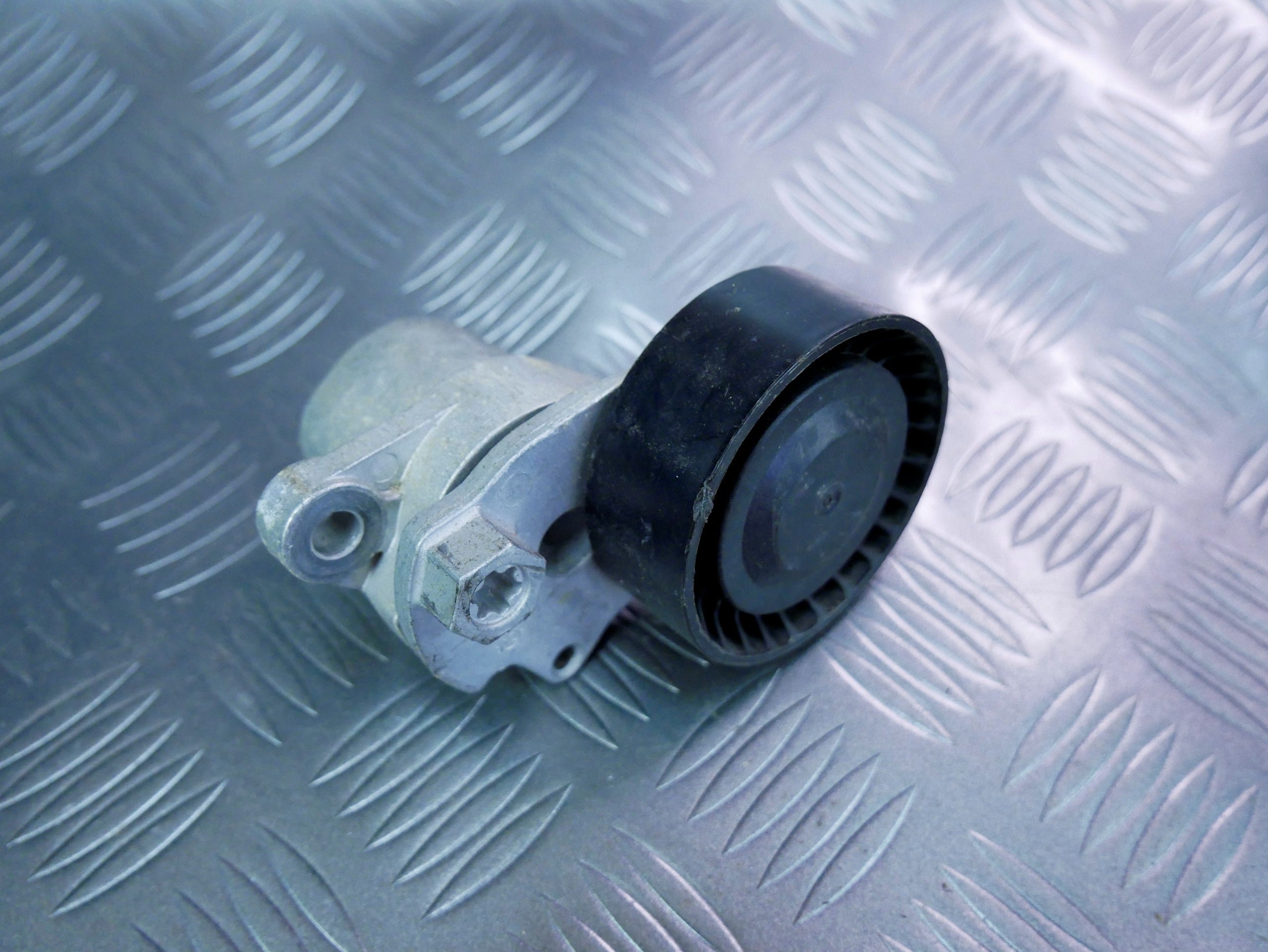 Rolka napinacz paska 04E145299E VW UP! SKODA CITIGO 1.0 MPI