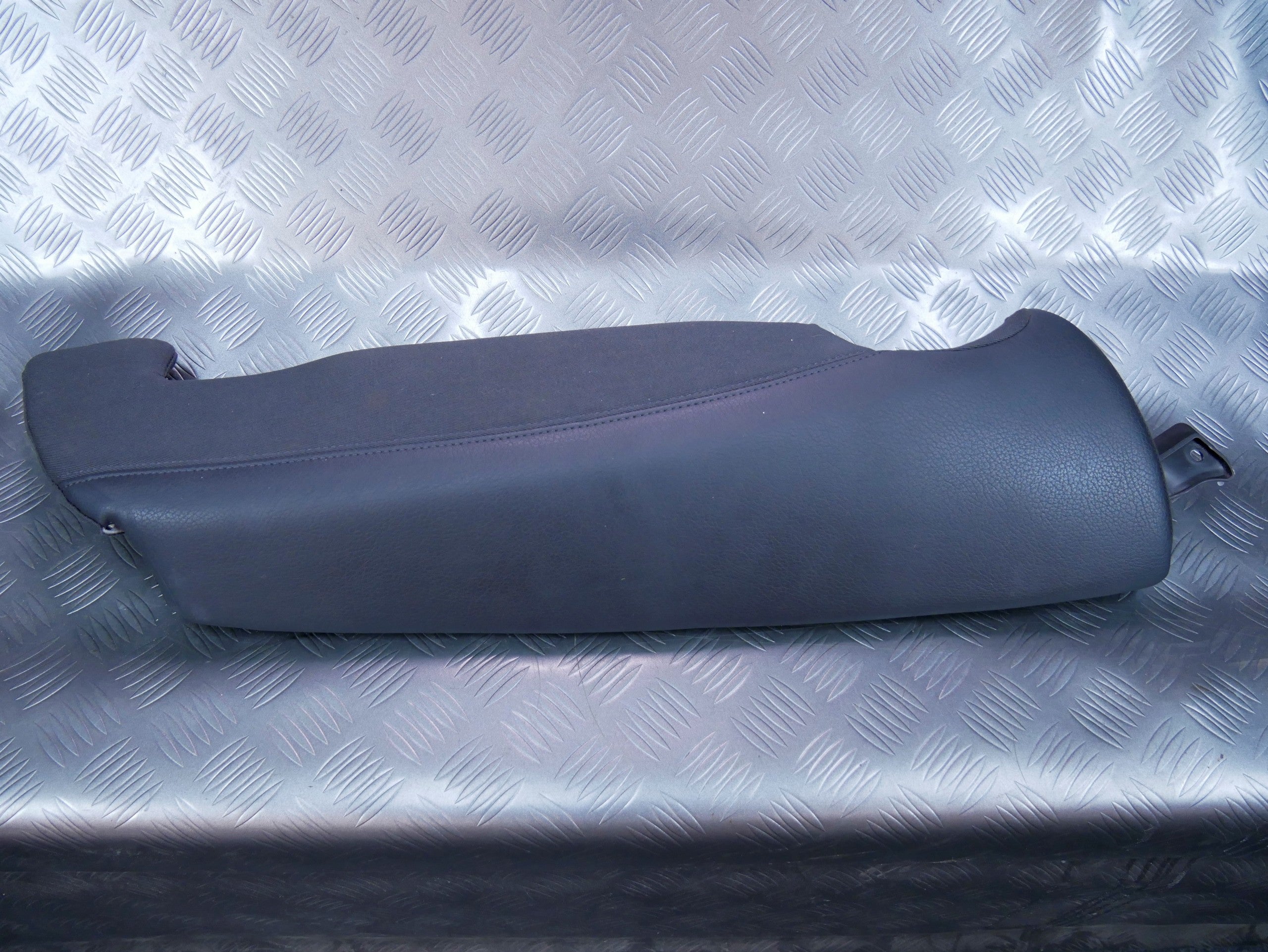 Boczek kanapy fotela tył prawy skóra 8K0885704 AUDI A4 B8 8K0