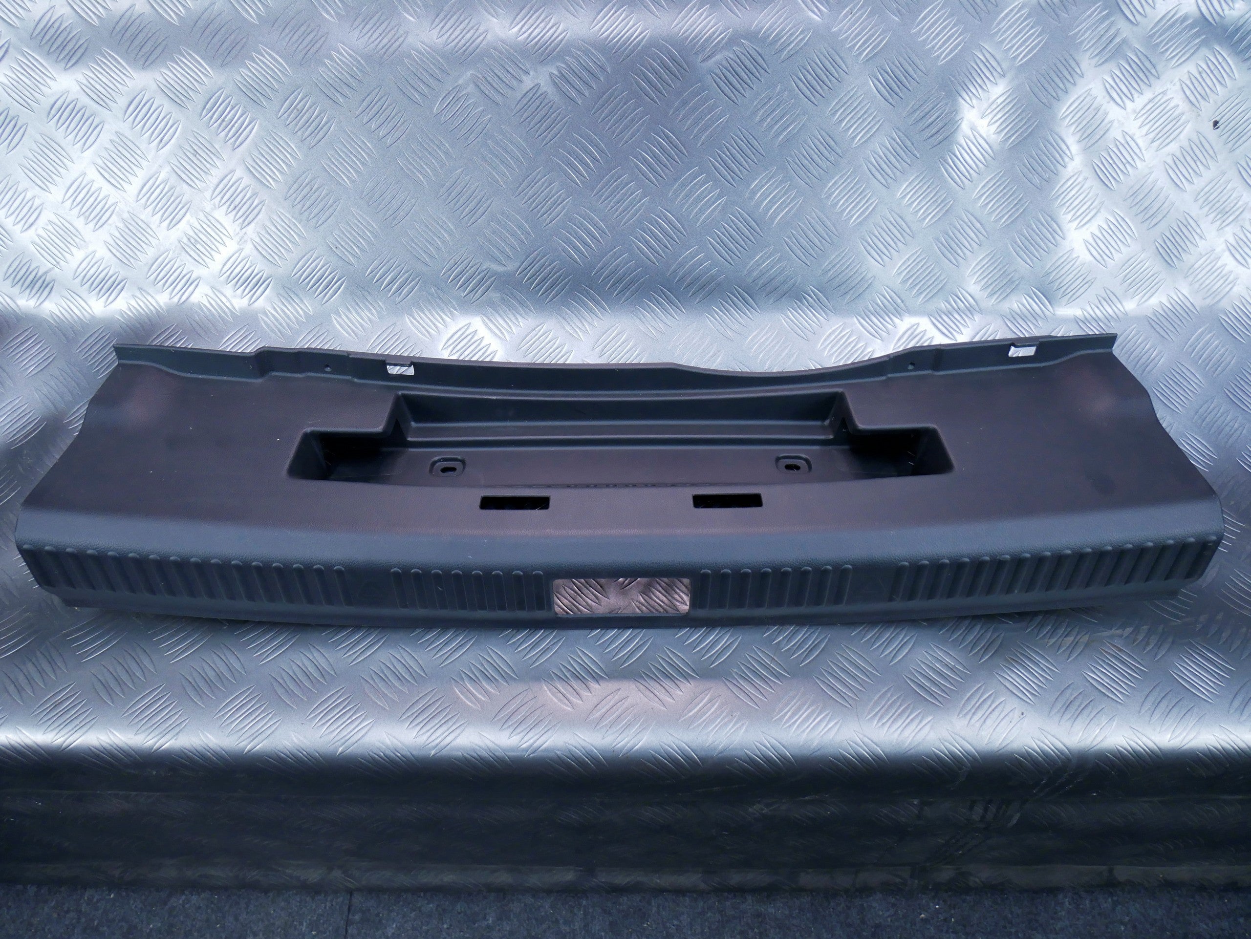 Osłona pasa tylnego krawędzi bagażnika 6V6863459 SKODA FABIA III