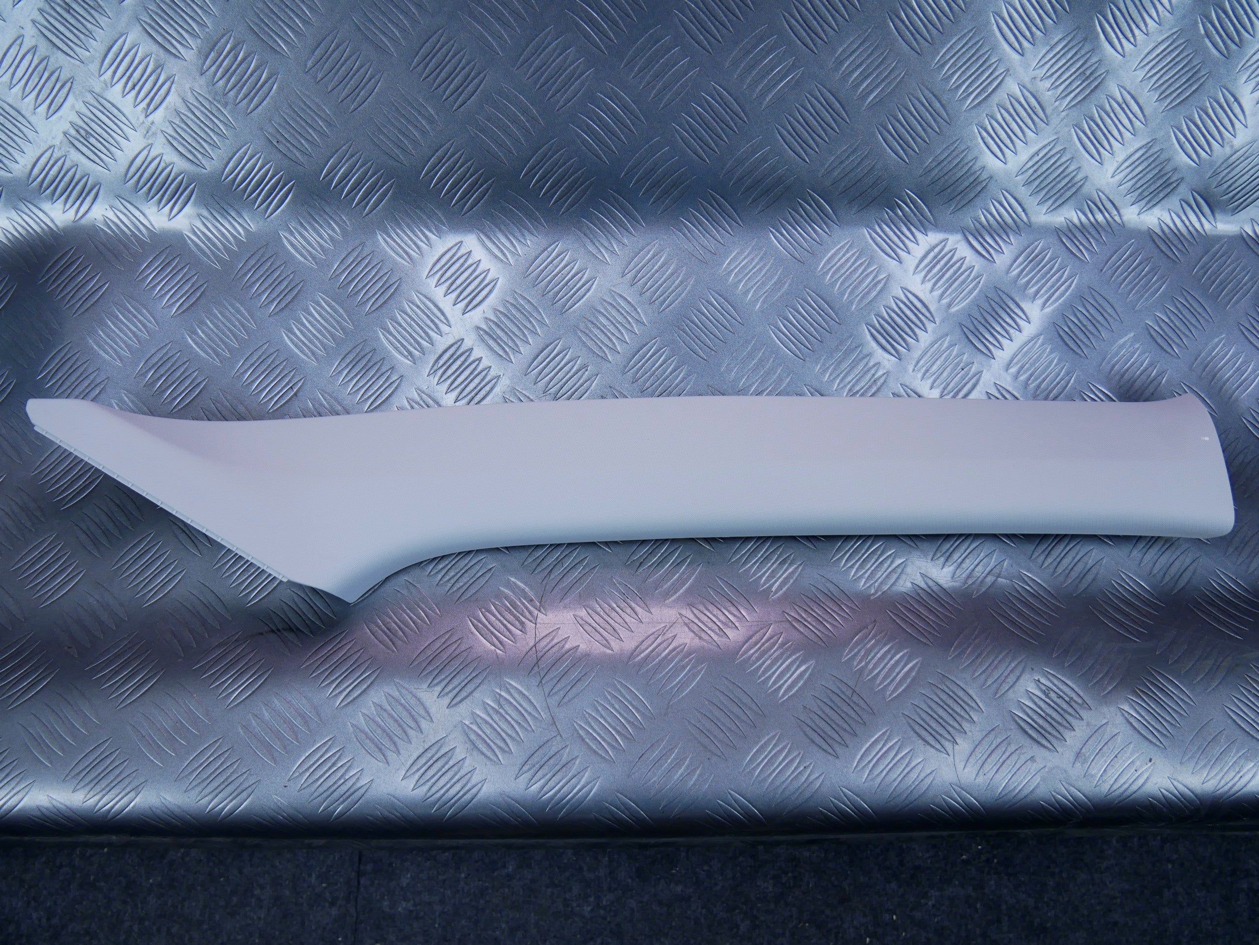 Osłona poszycie słupka przód prawa 6V0867234A SKODA FABIA III