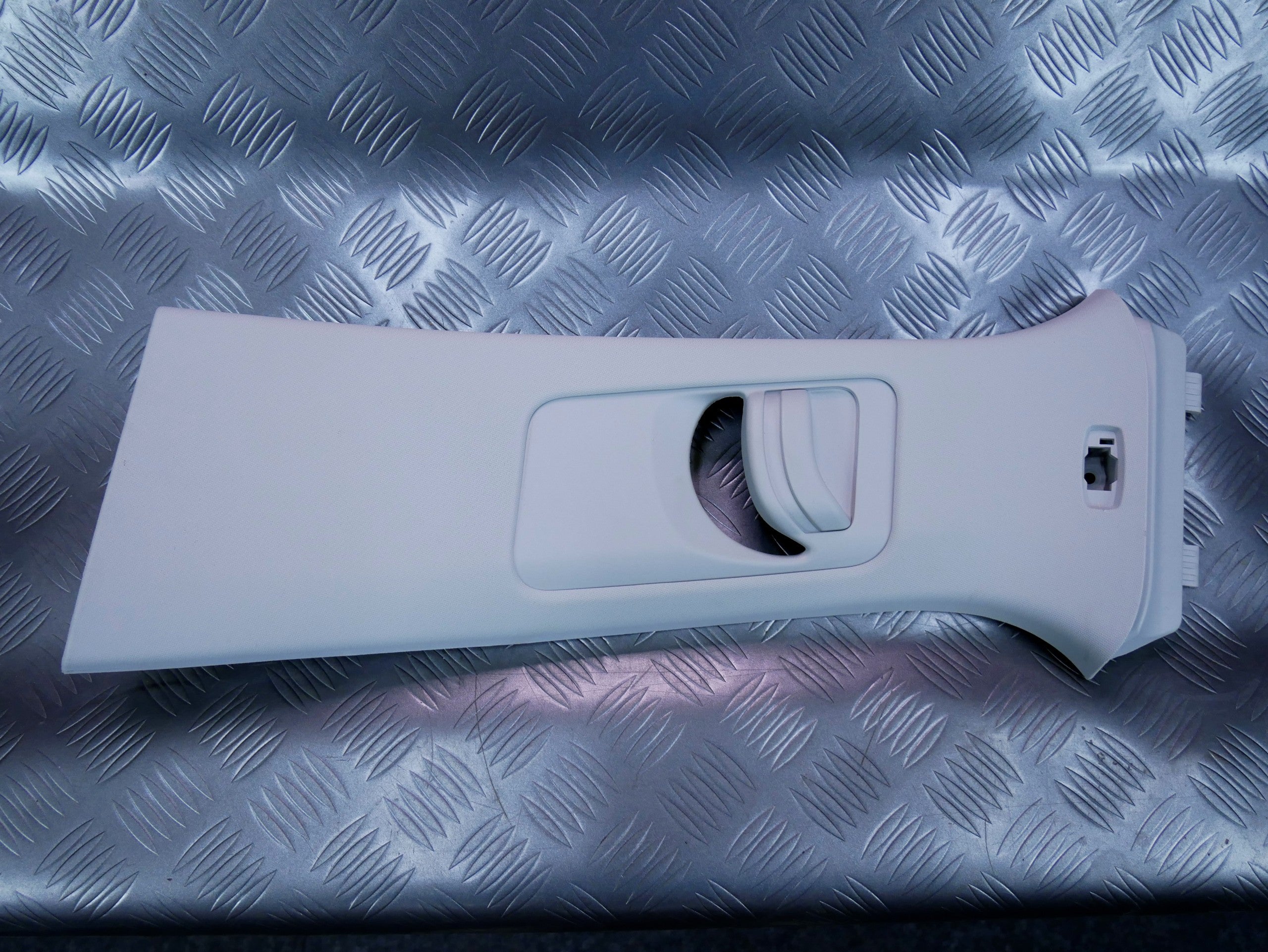 Osłona słupka środkowego górna lewa 6V0867243A SKODA FABIA III