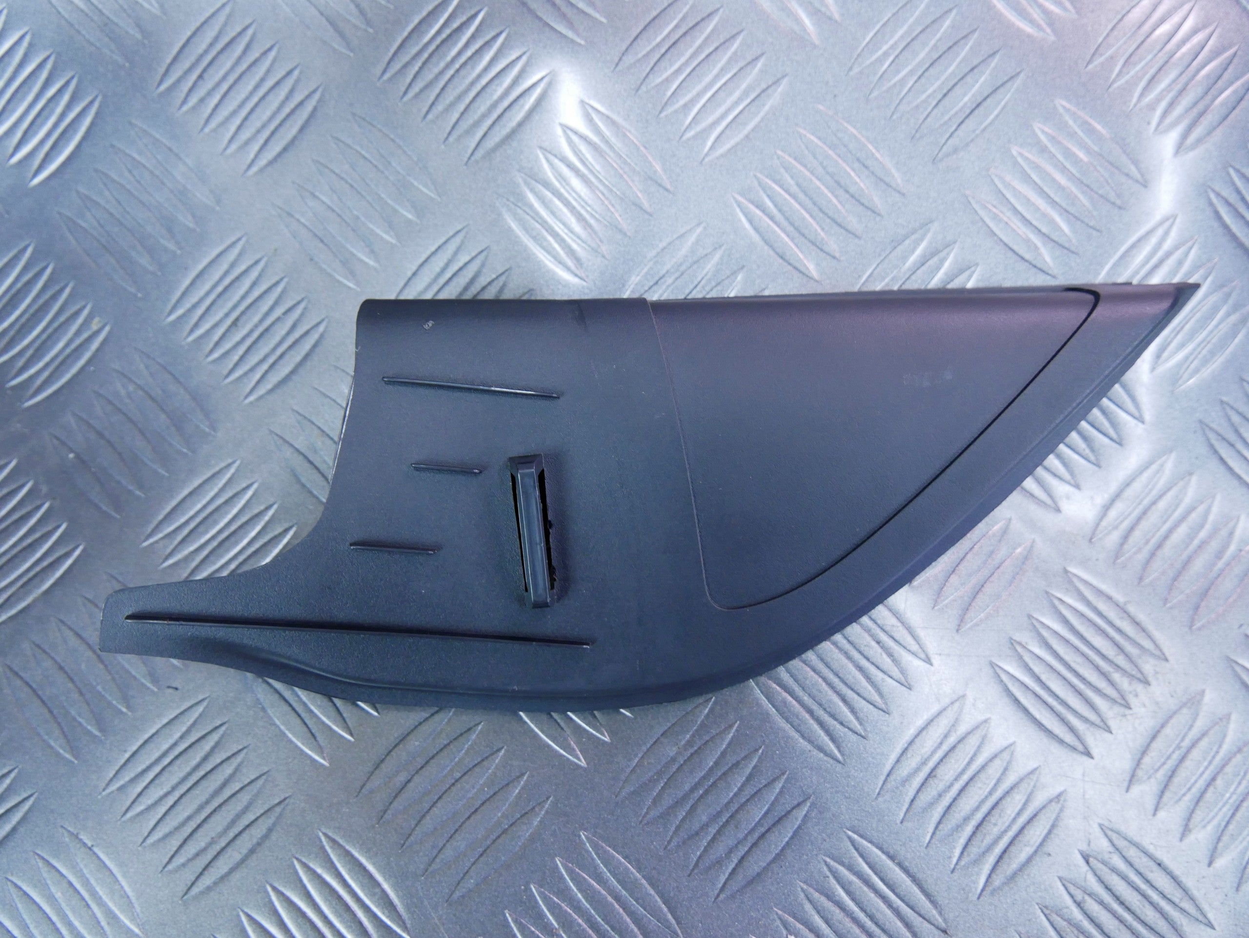 Osłona trójkąt lusterka lewy 6V0837973A SKODA FABIA III