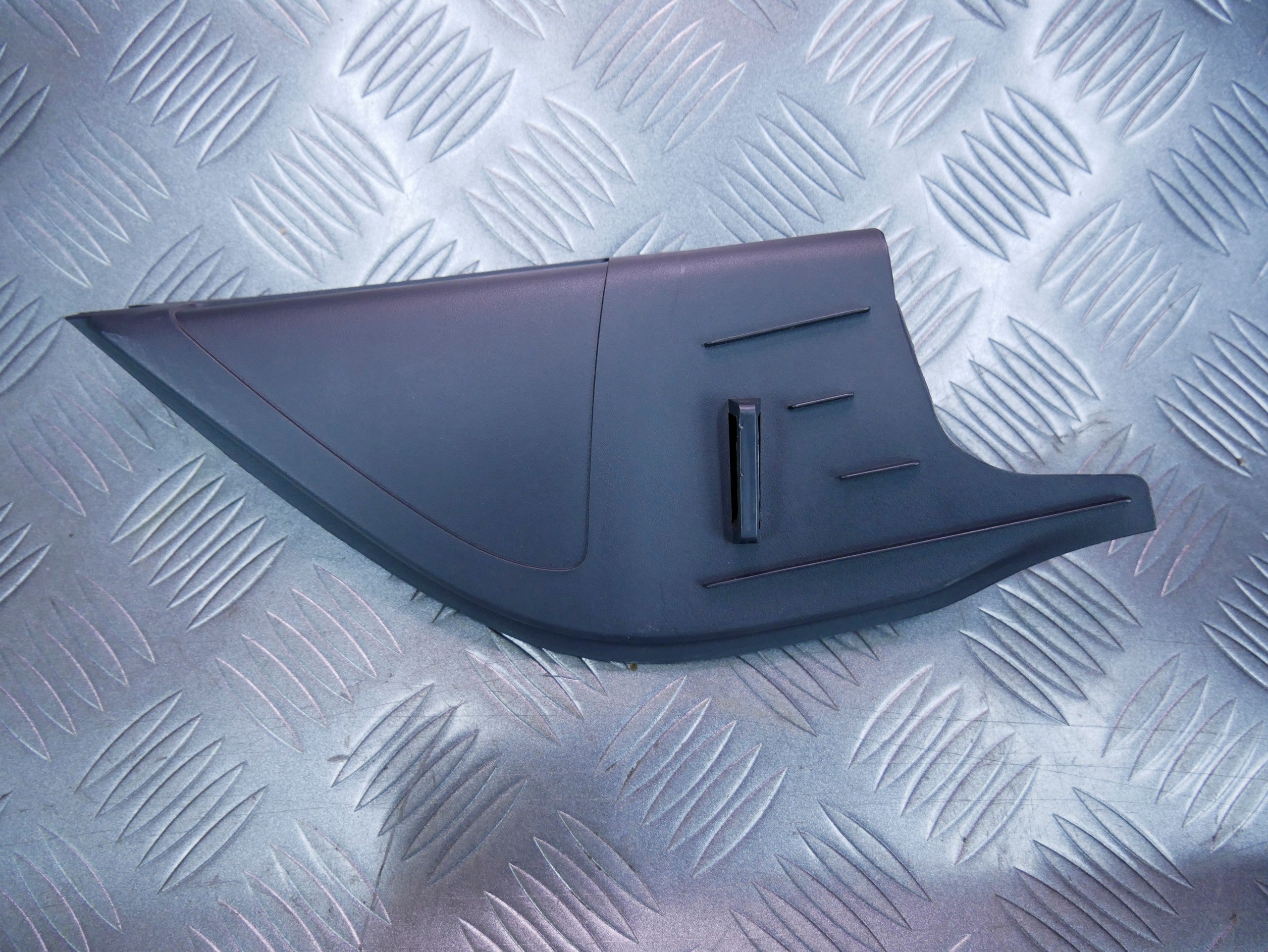 Osłona trójkąt lusterka prawy 6V0837974A SKODA FABIA III