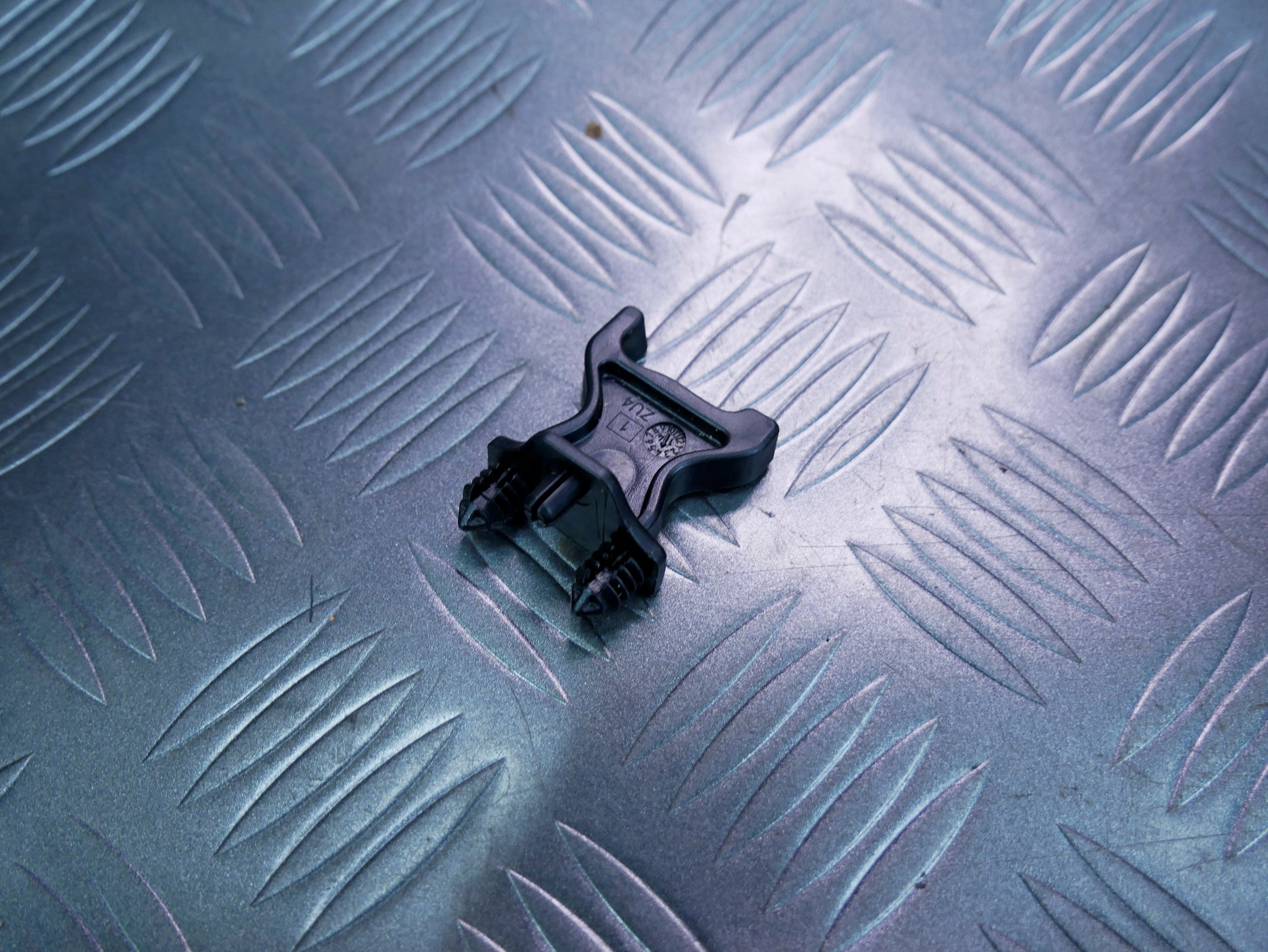 Wspornik podpora maski 6V0823133 SKODA FABIA III