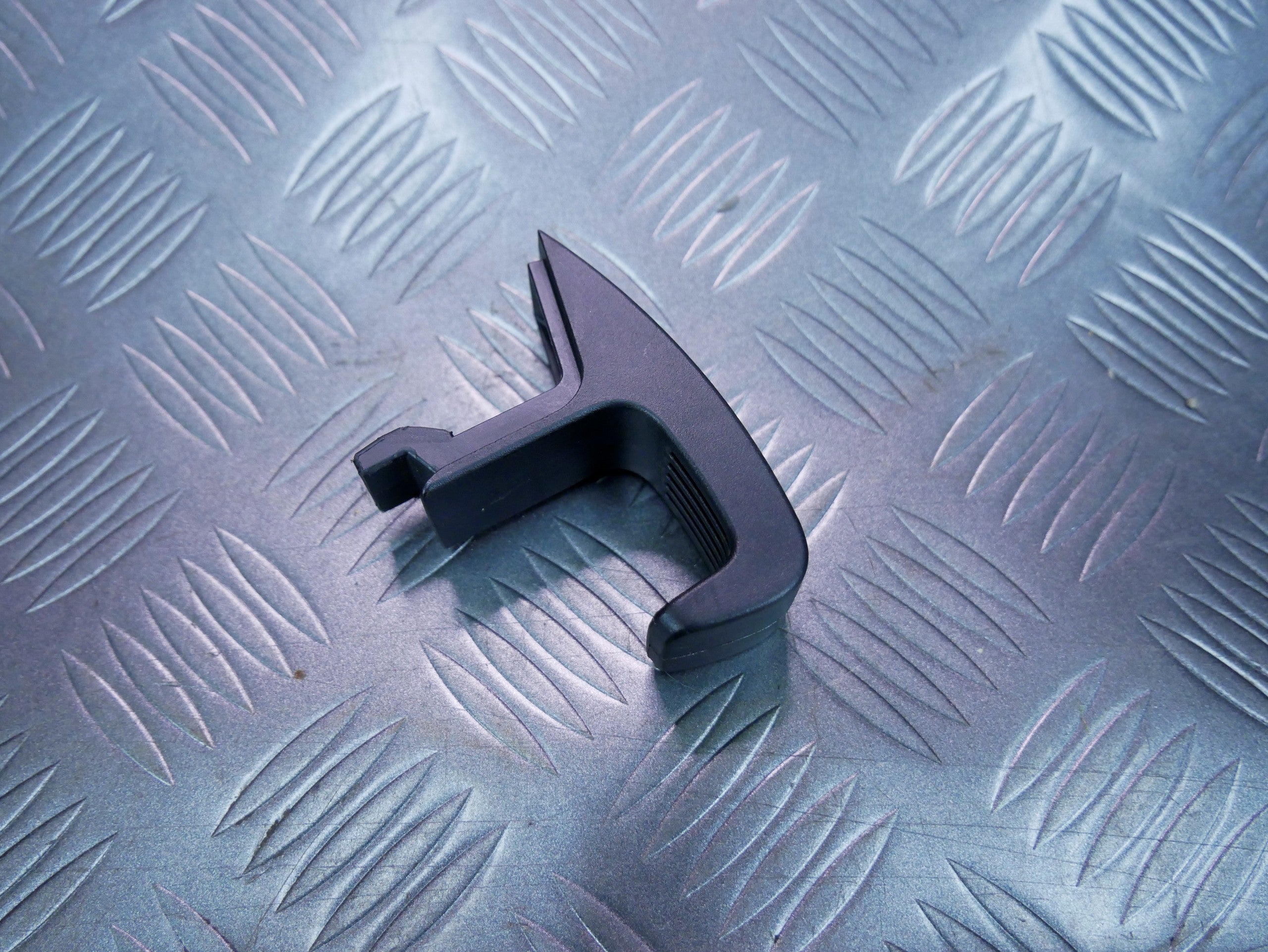 Oryginalny haczyk uchwyt na zakupy 5JA867615A SKODA FABIA III