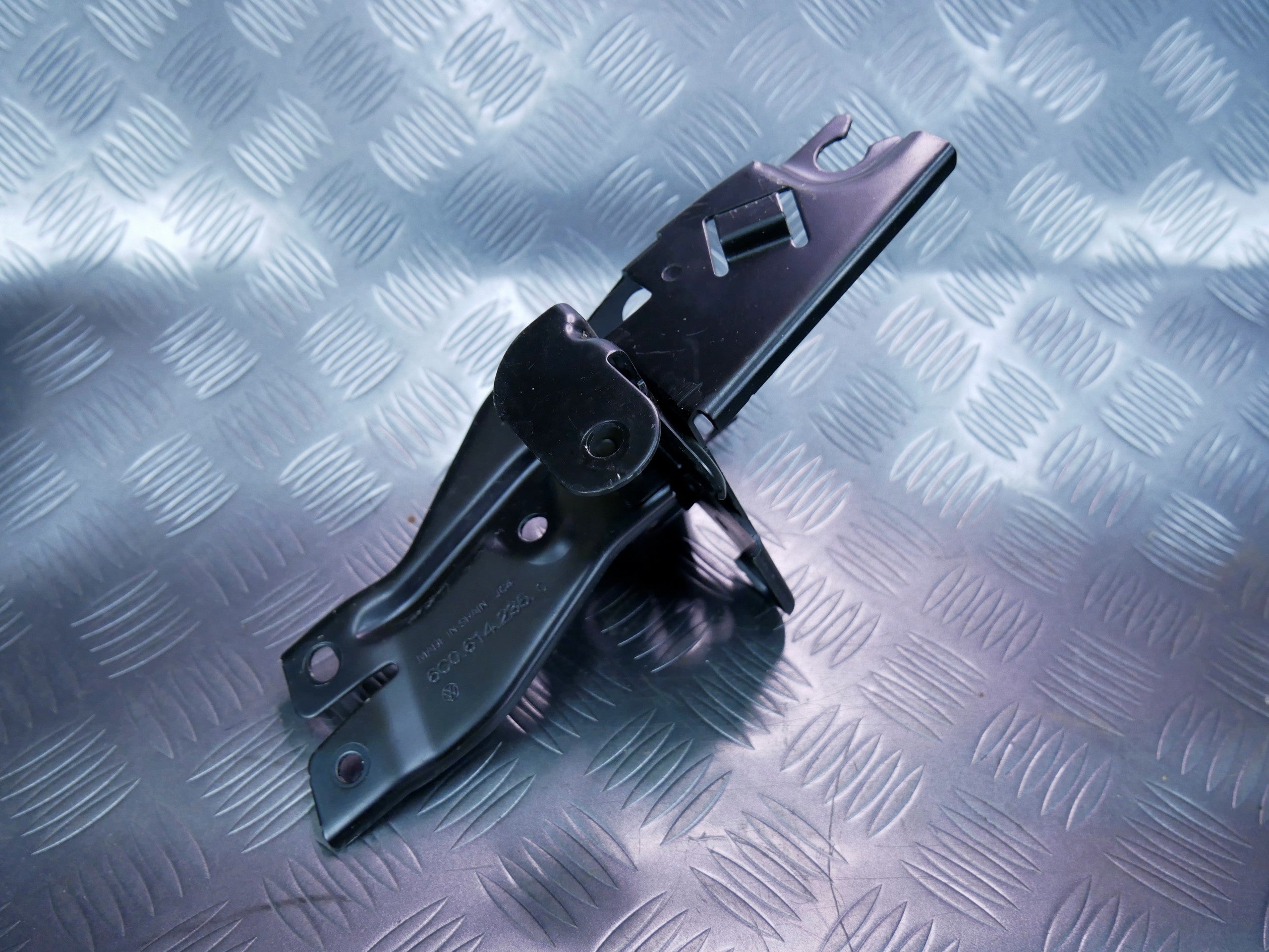 Wspornik mocowanie pompy ABS 6C0614235C SKODA FABIA III