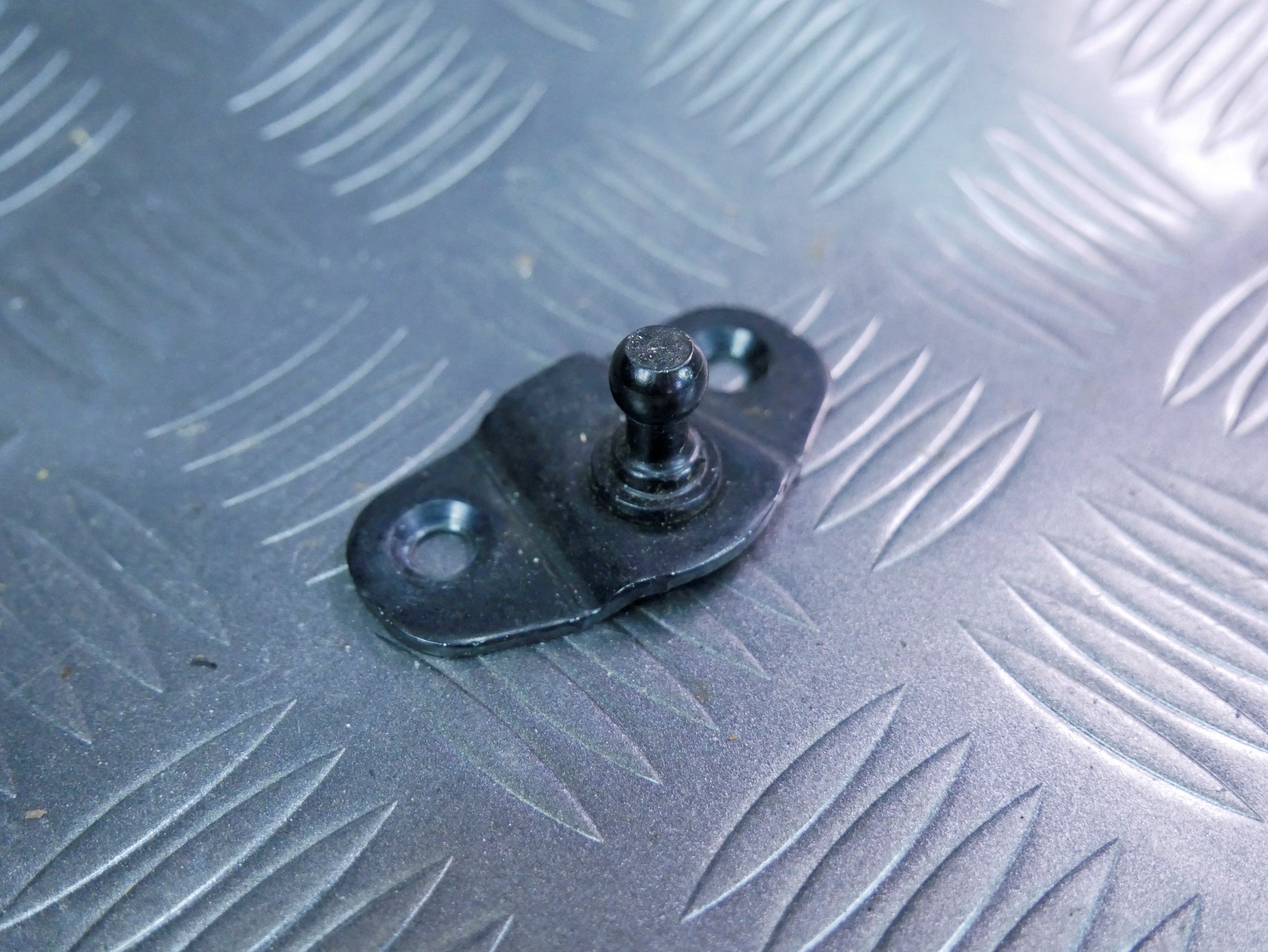 Mocowanie zaczep siłownika klapy 6V6827435 SKODA FABIA III