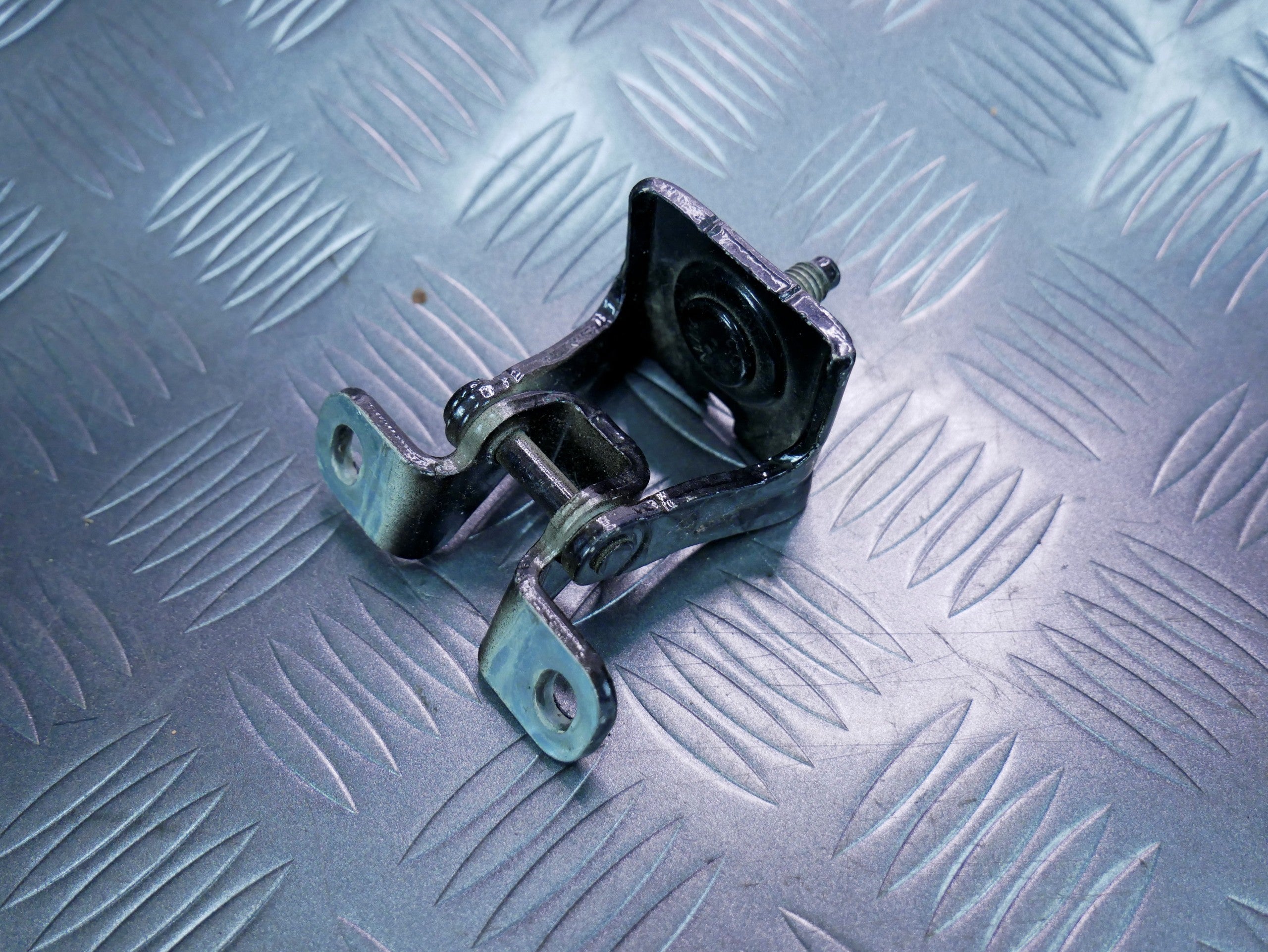 Zawias klapy tył prawy lewy 5G6827301 SKODA FABIA III 6V0