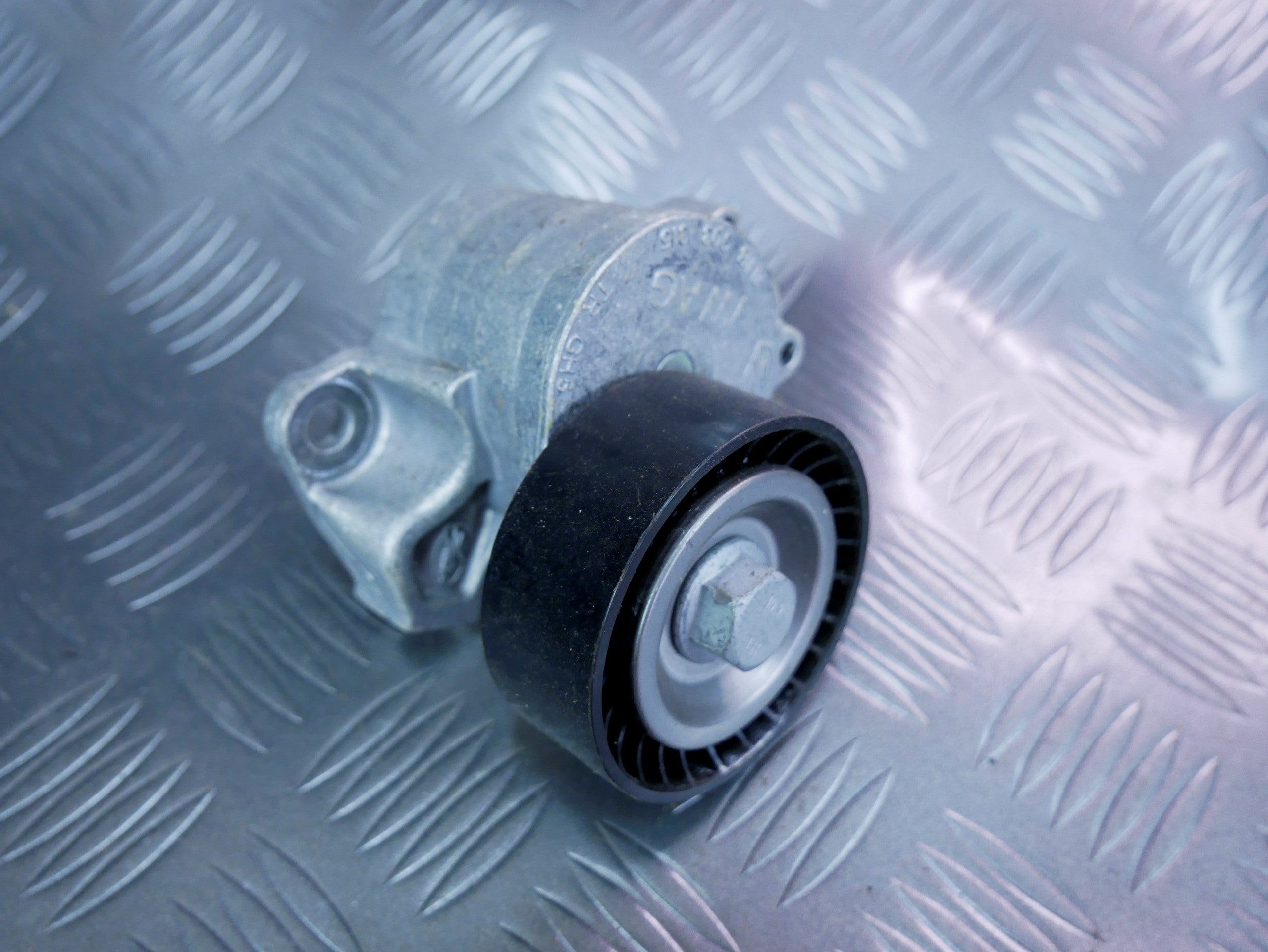 Rolka napinacz paska 04B903315 SKODA FABIA III 1.4 TDI