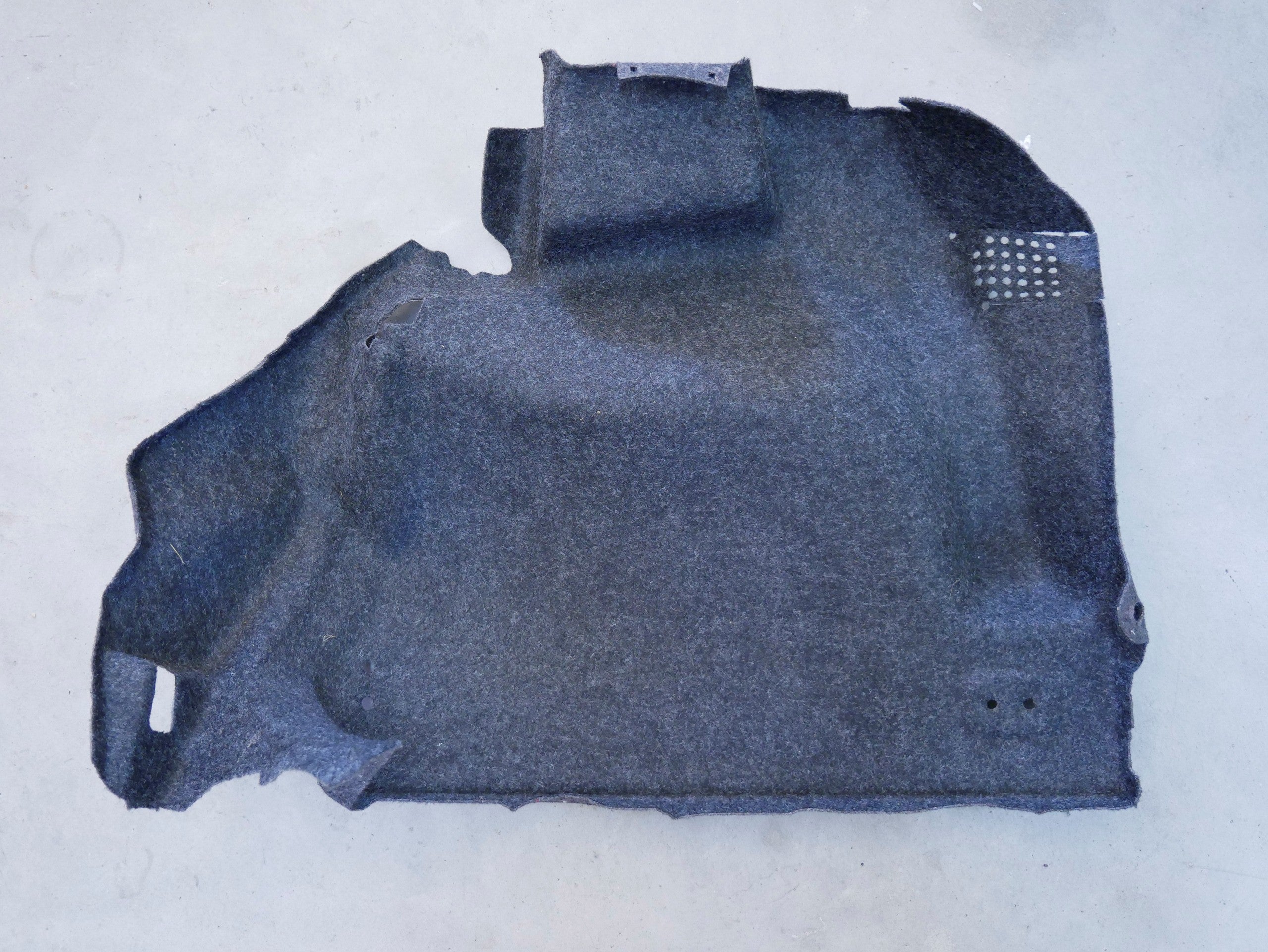 Boczek bagażnika prawy 6Q6867428K VW POLO 9N LIFT