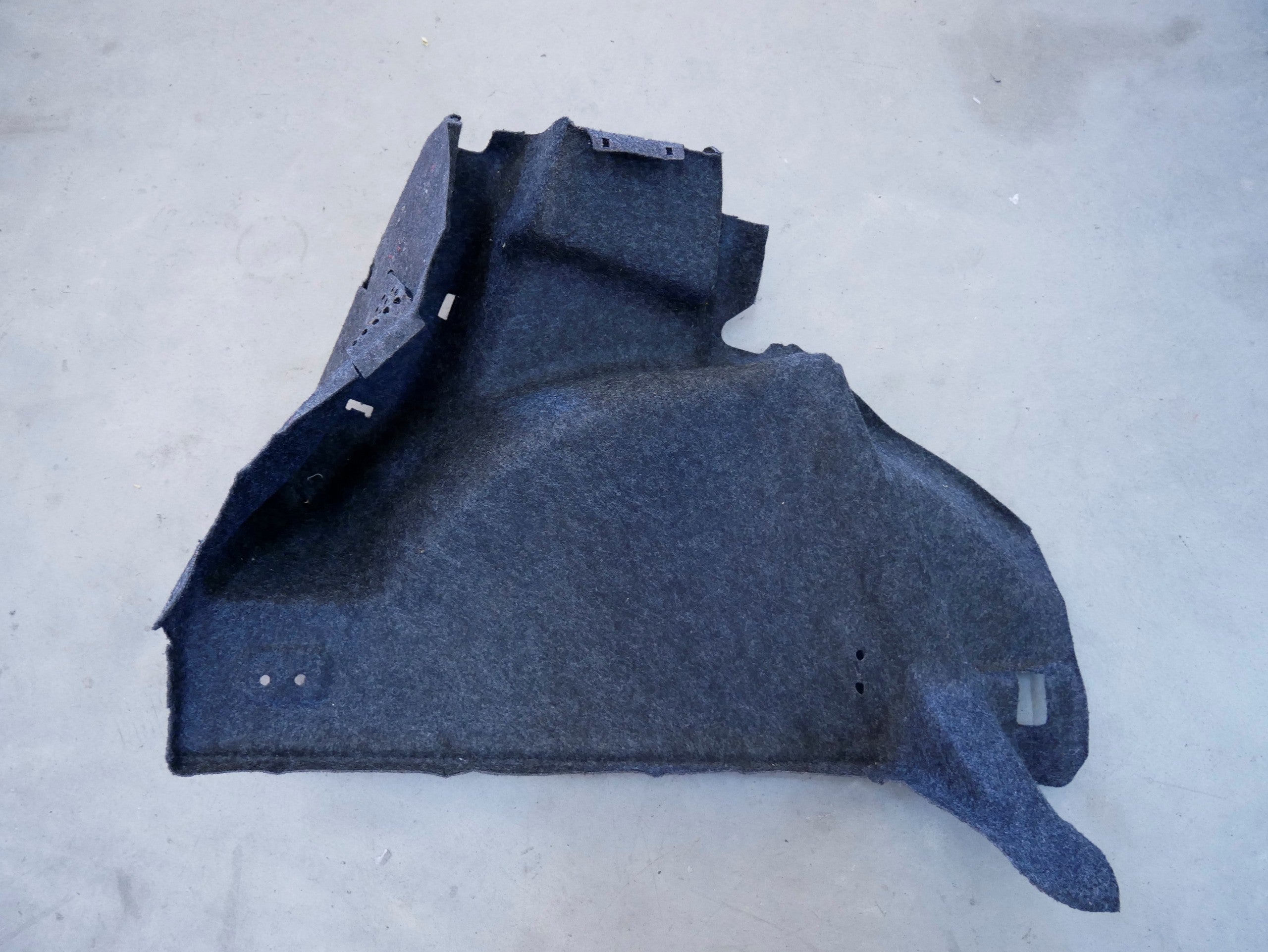 Boczek bagażnika lewy 6Q6867427 VW POLO 9N LIFT