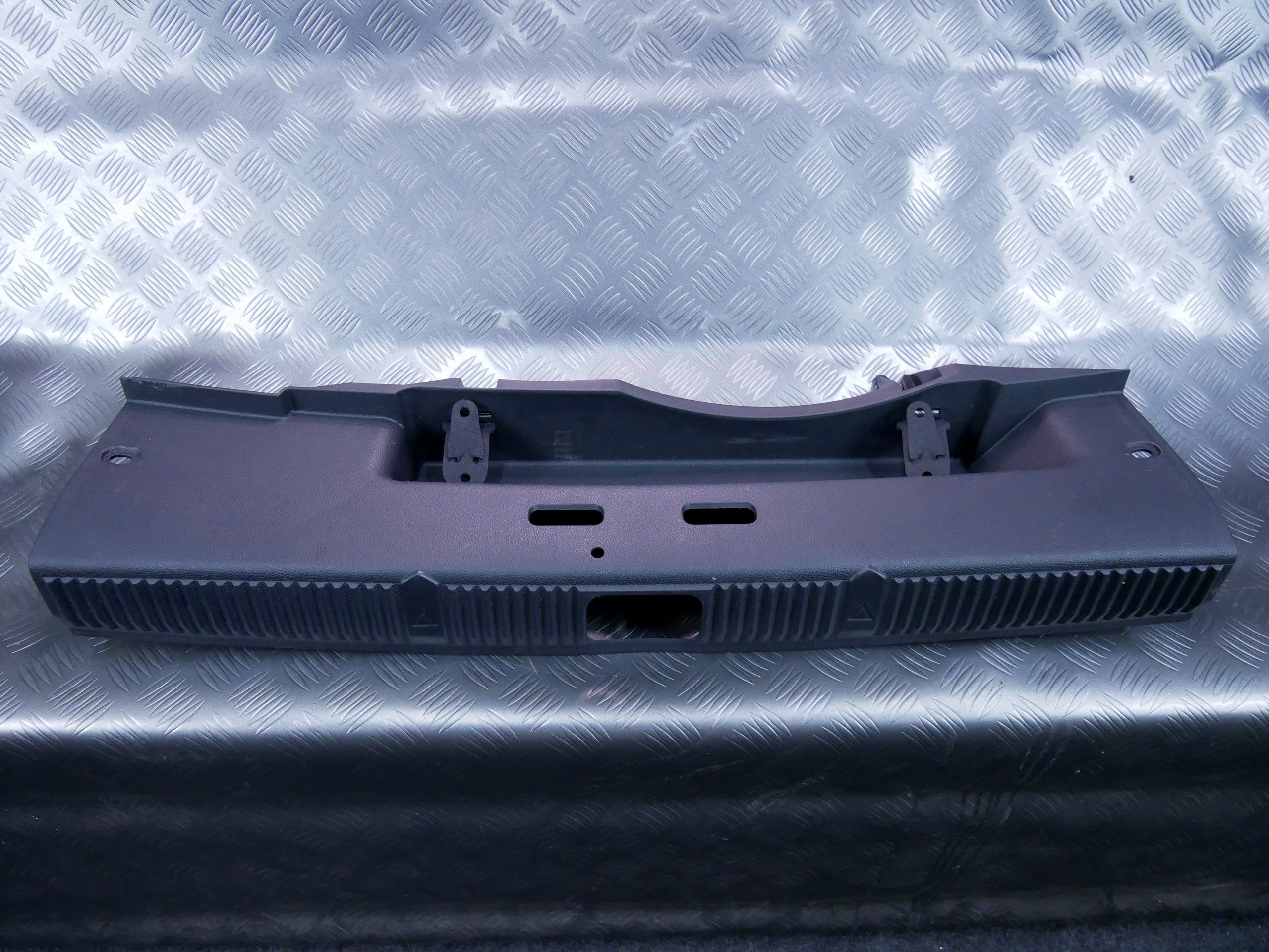 Osłona tylnego pasa krawędzi bagażnika 5J6863459 SKODA FABIA II