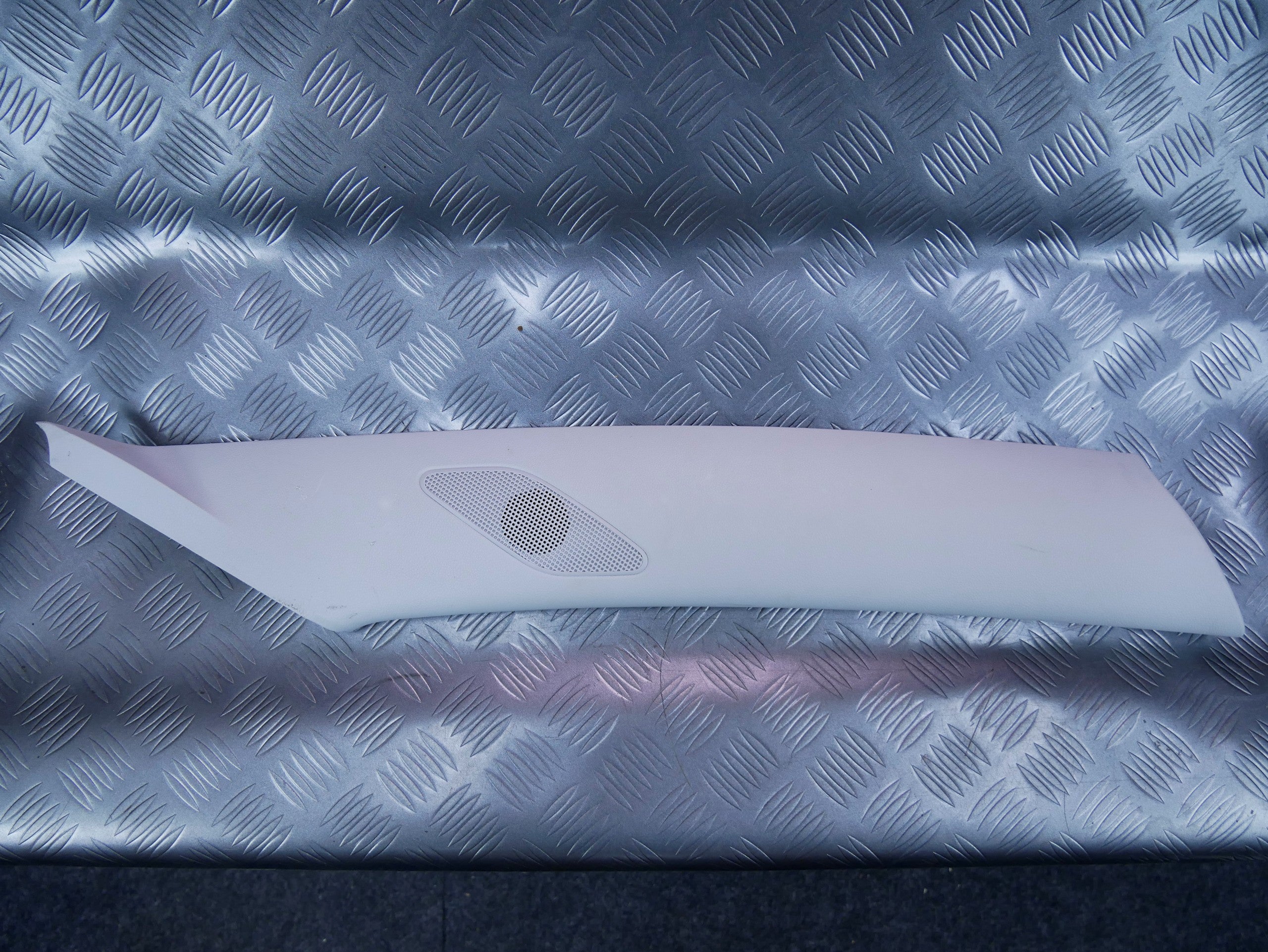 Osłona poszycie słupka przód prawe 5J0867234 SKODA FABIA II