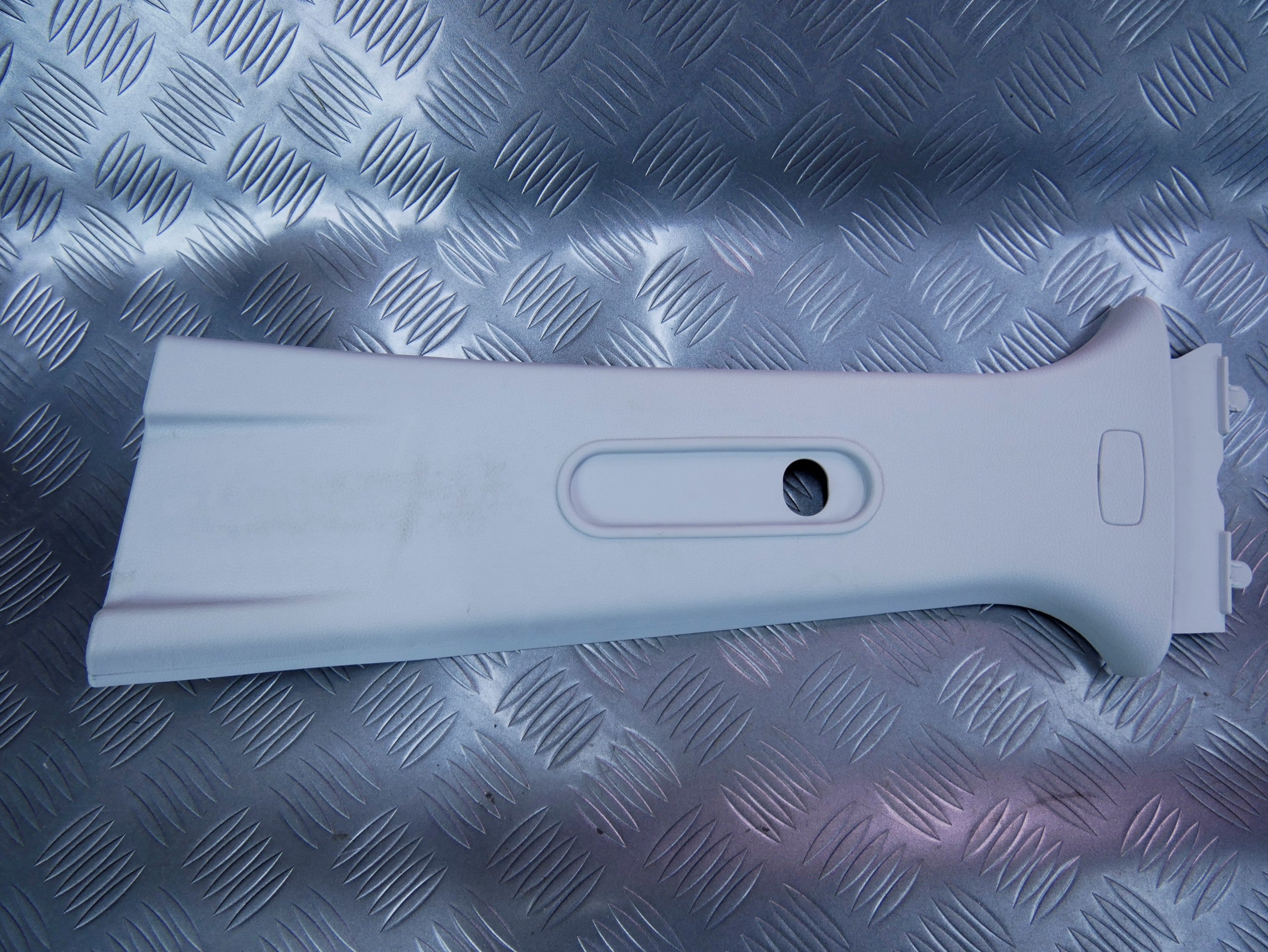 Osłona poszycie słupka środkowego lewe 5J0867243 SKODA FABIA II