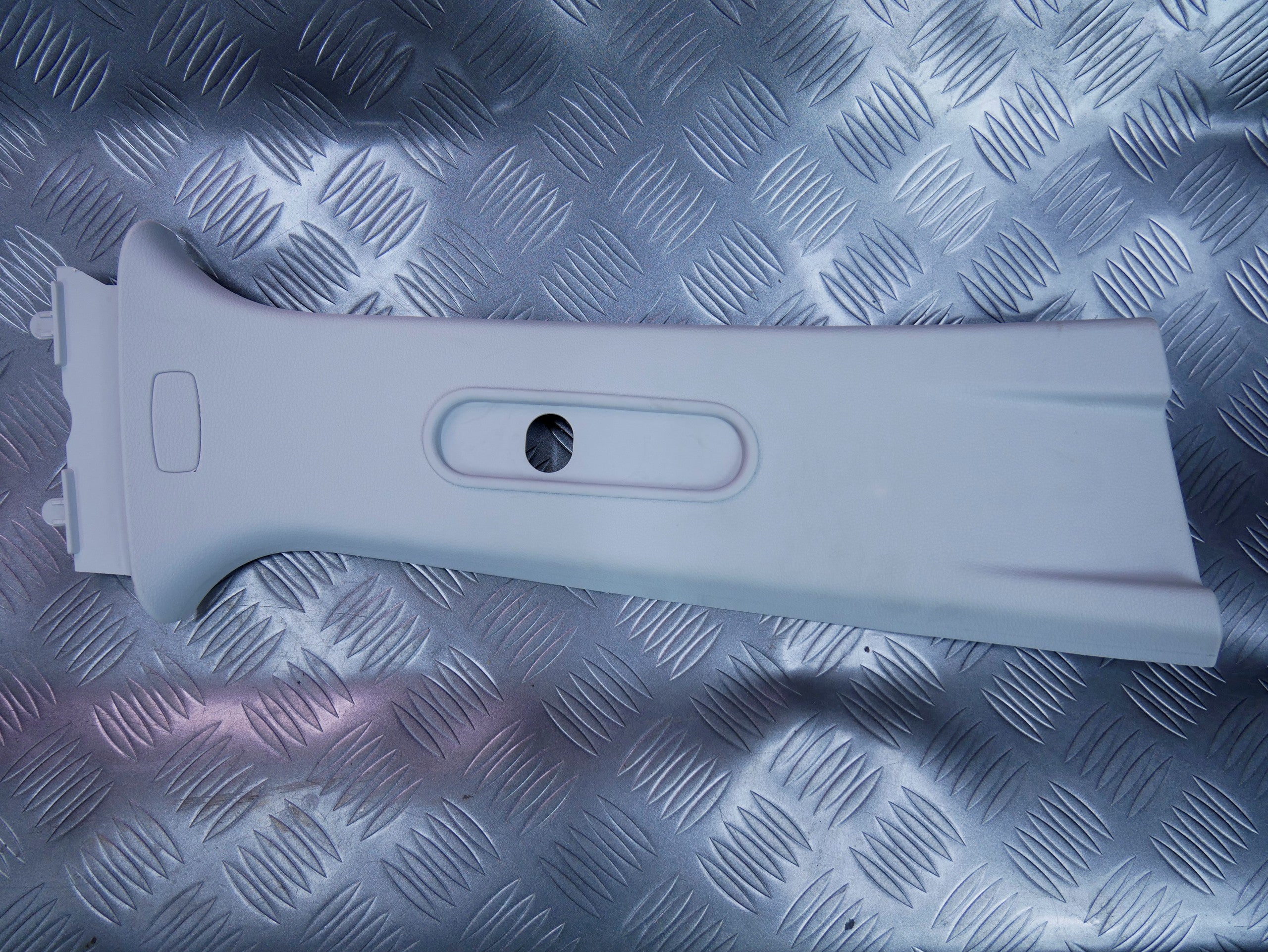 Osłona poszycie słupka środkowego prawe 5J0867244 SKODA FABIA II