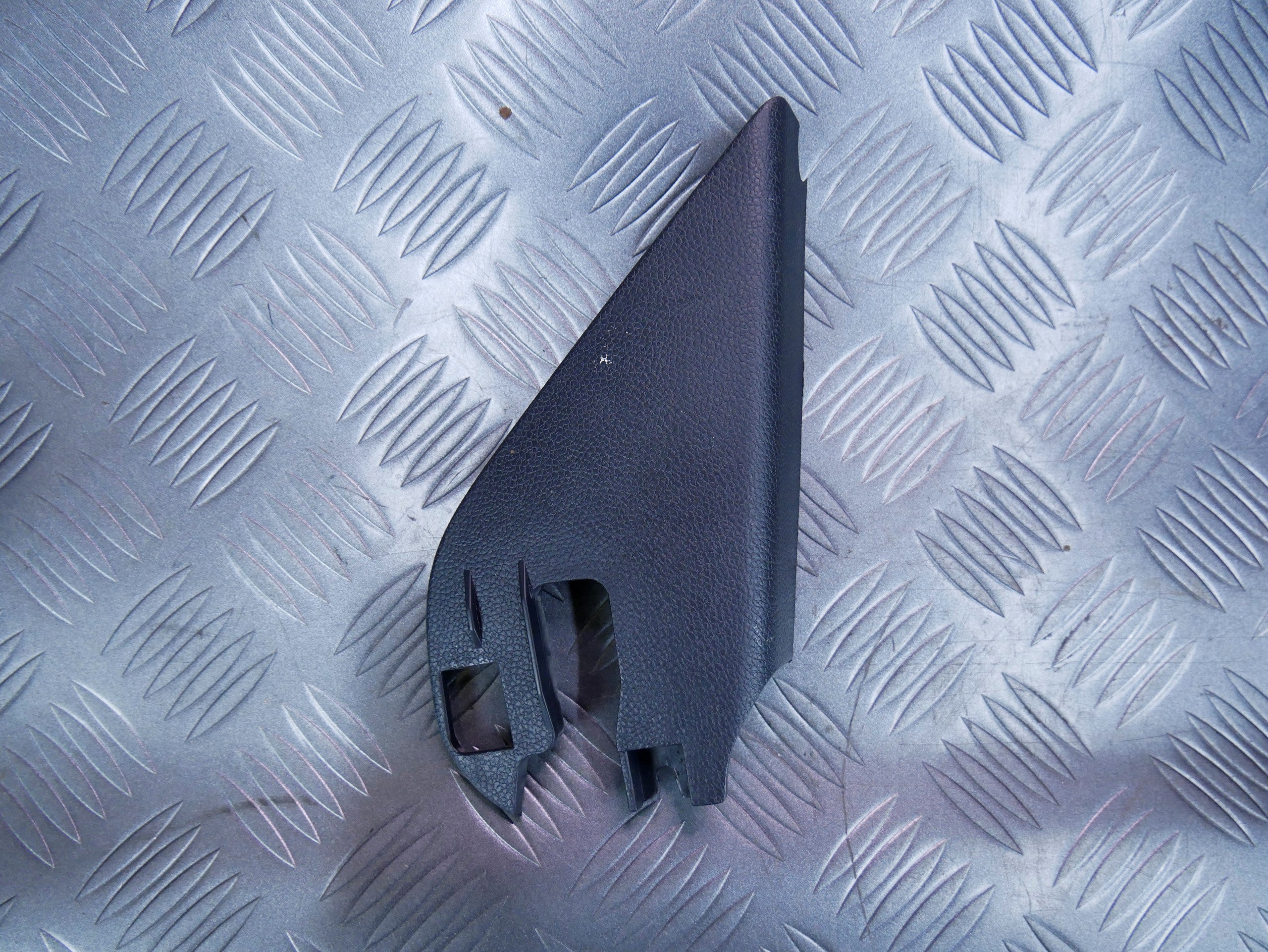 Osłona trójkąt lusterka prawa 5J0837994 SKODA FABIA II