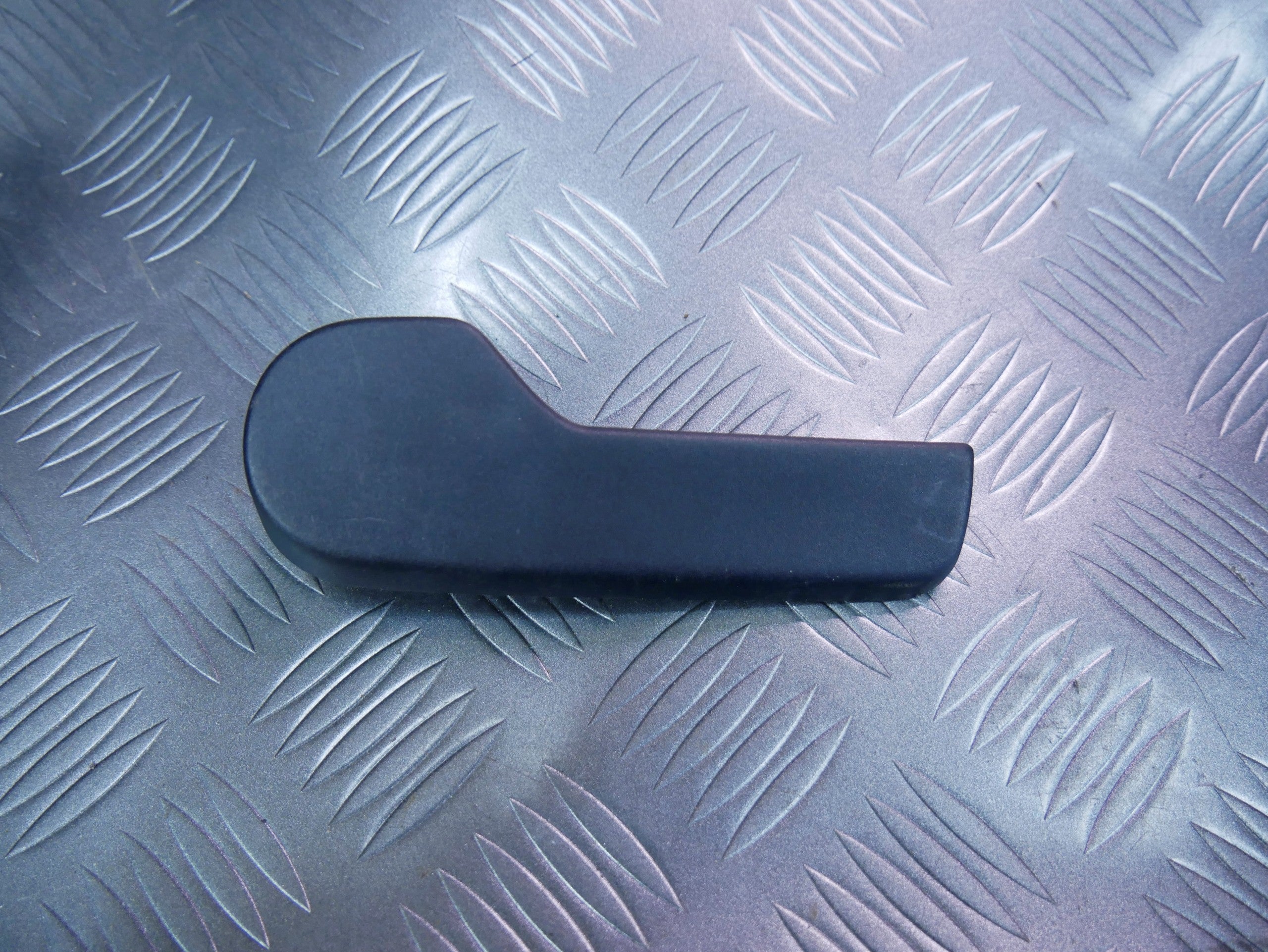 Uchwyt rączka otwierania maski 1J1823533C SKODA FABIA II