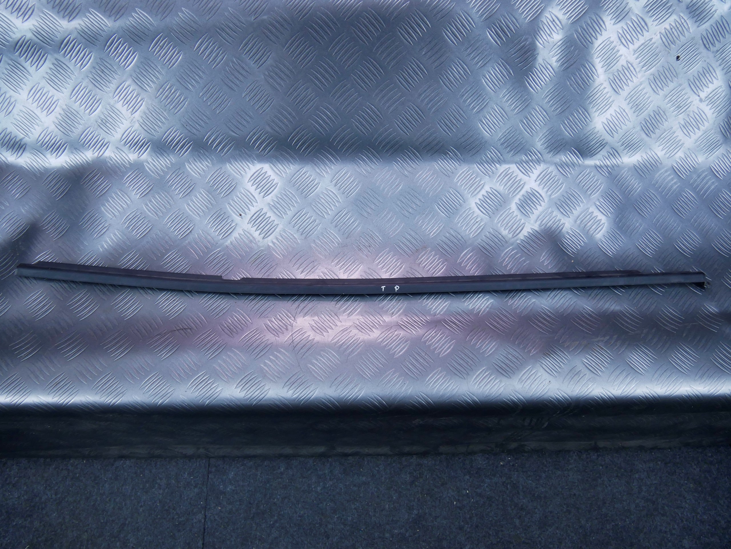 Zgarniacz drzwi tył tylny lewy 5J9839477 SKODA FABIA II KOMBI