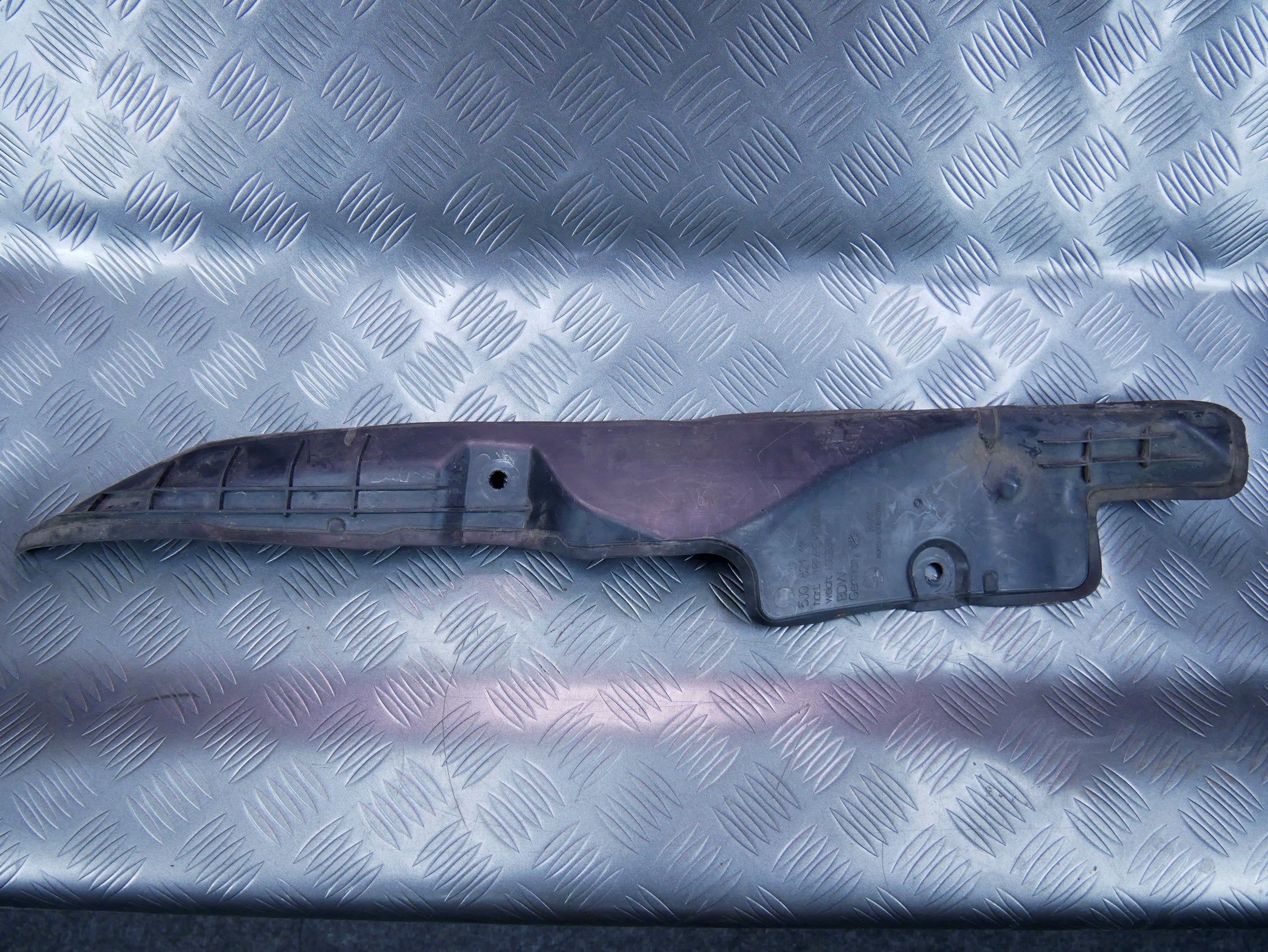 Osłona błotnika przód lewa 5J0821111 SKODA FABIA II