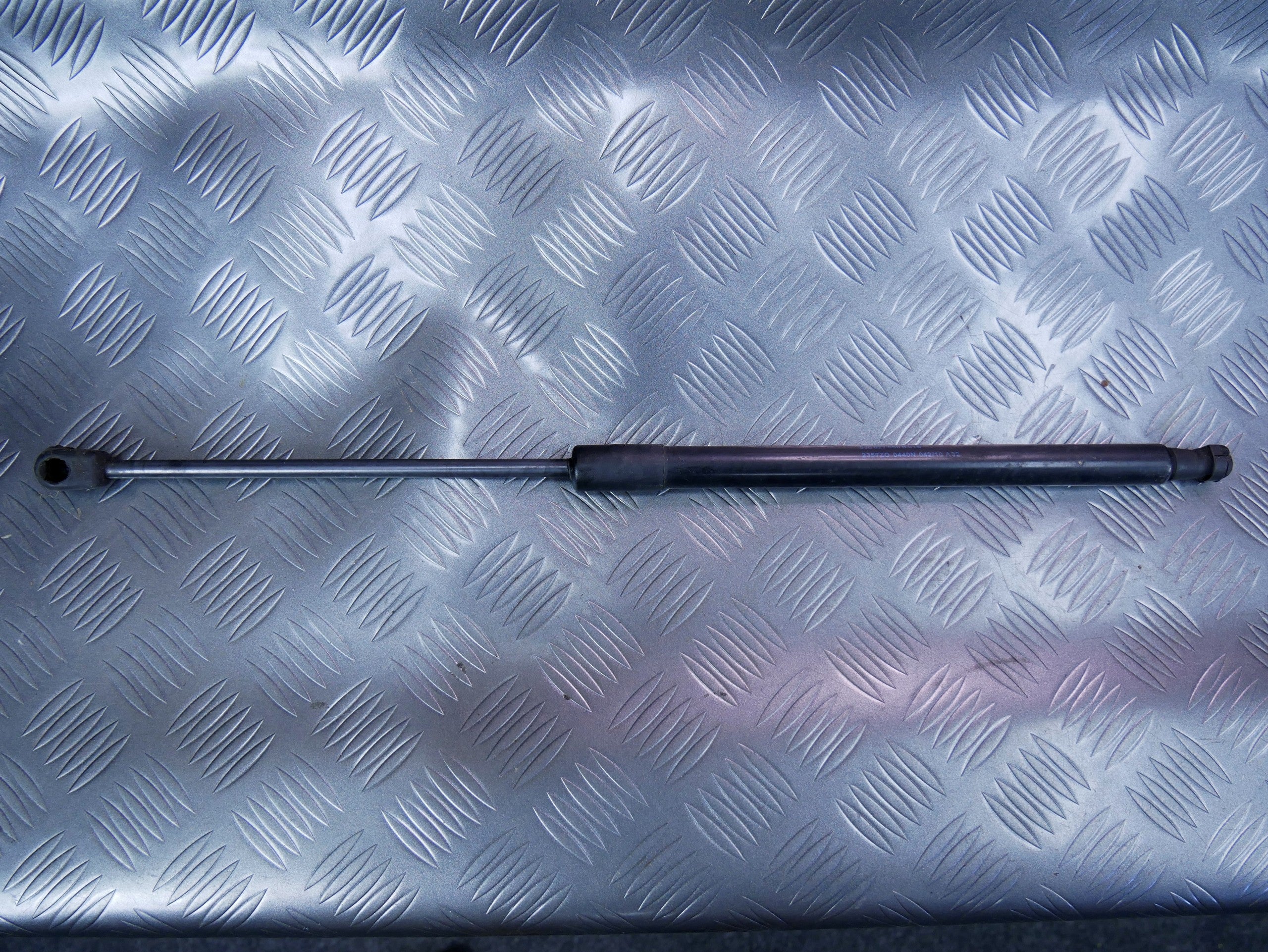 Siłownik klapy tył tylnej 5J6827550B SKODA FABIA II